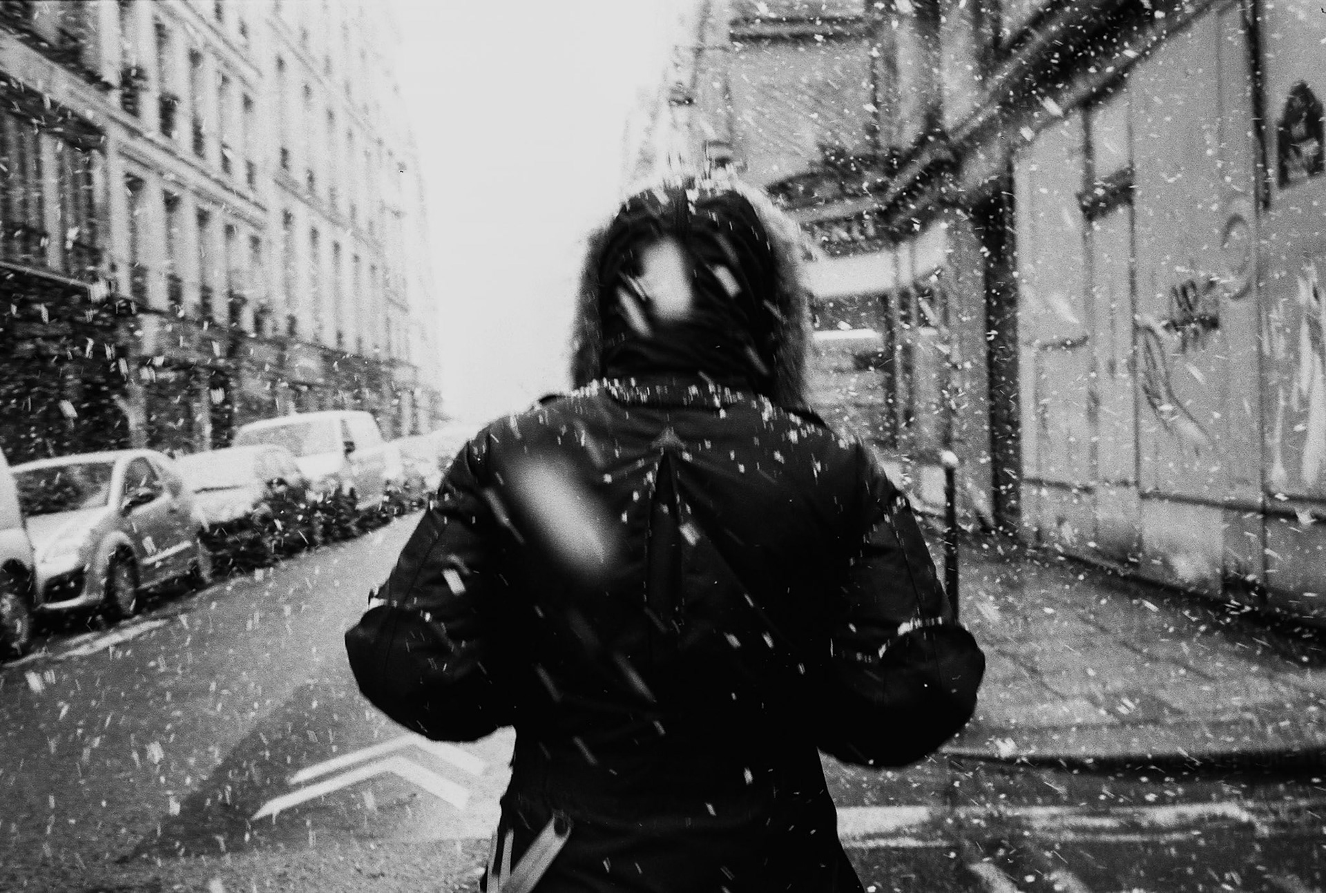 Il neige à Paris. Une femme de dos, en février 2018.