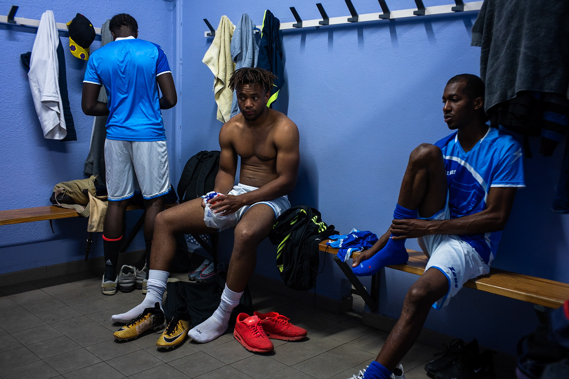Les migrants du foot professionnel tentent de rebondir à Saint-Denis. Reportage pour Xavier Alonso de la Tribune de Genève sur l'association Kampos/Saint Denis.