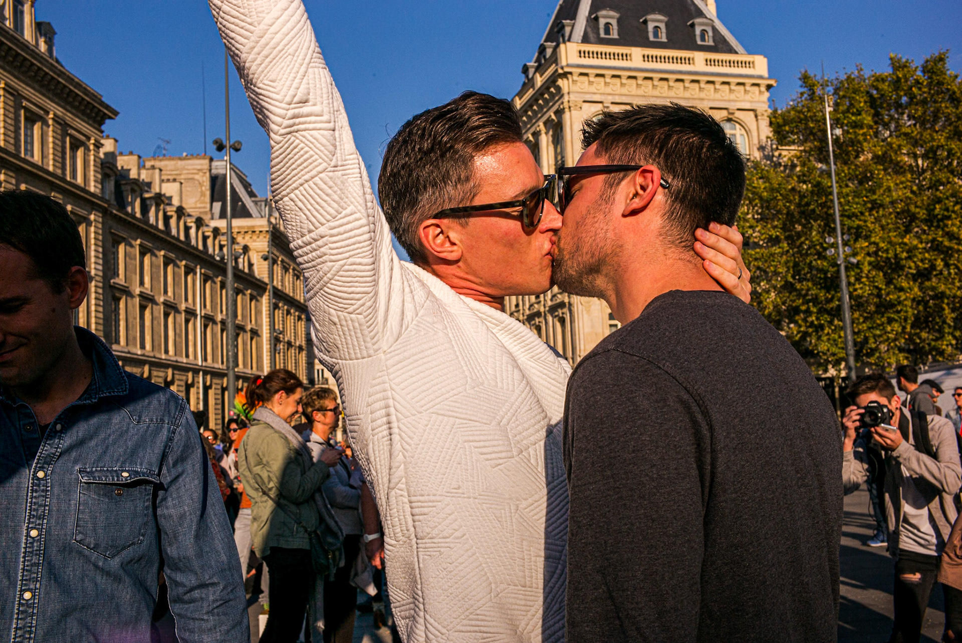 Deux hommes s'embrassent lors de la contre-manifestation LGBT à République pour le mariage pour tous.