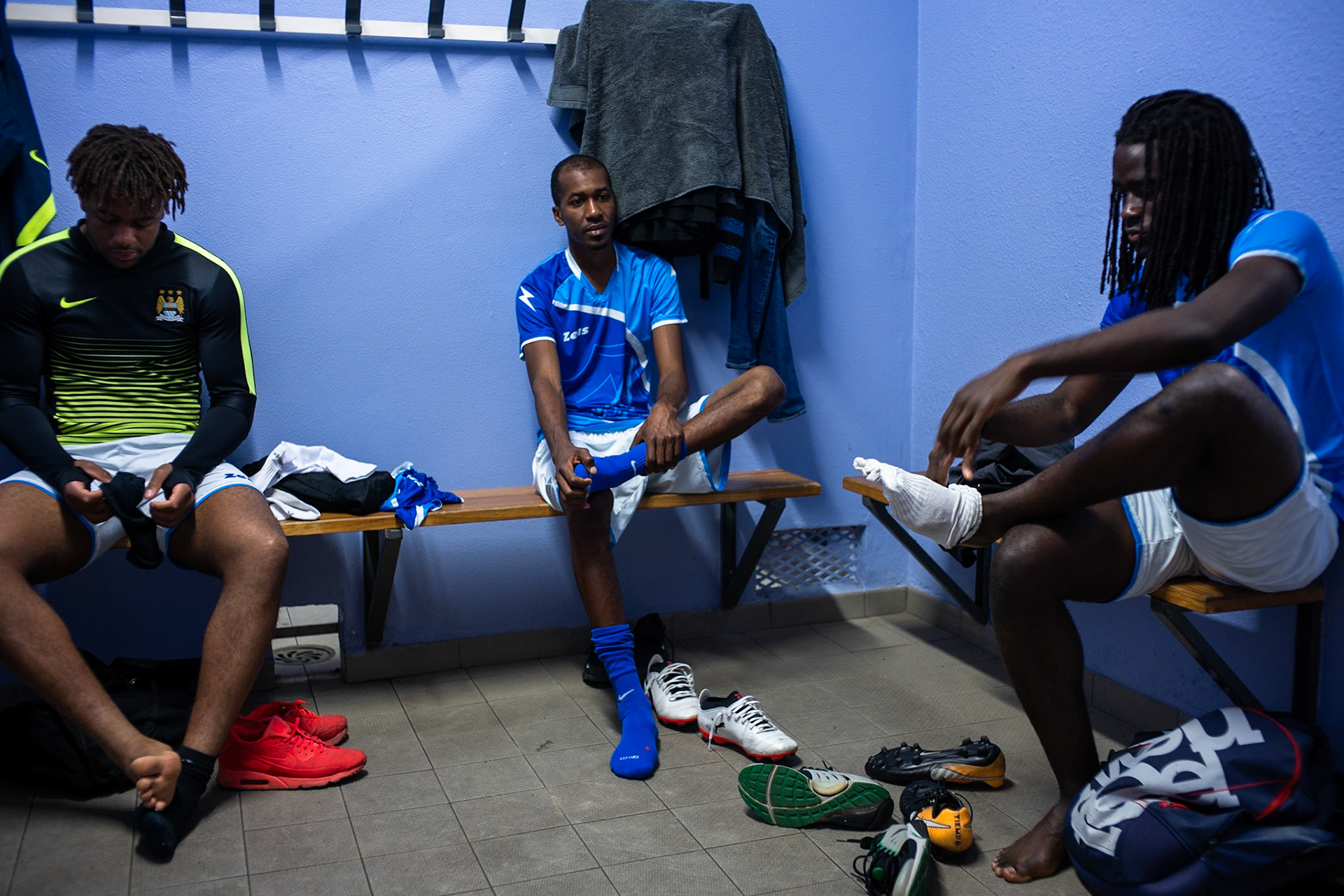 Les migrants du foot professionnel tentent de rebondir à Saint-Denis. Reportage pour Xavier Alonso de la Tribune de Genève sur l'association Kampos/Saint Denis.