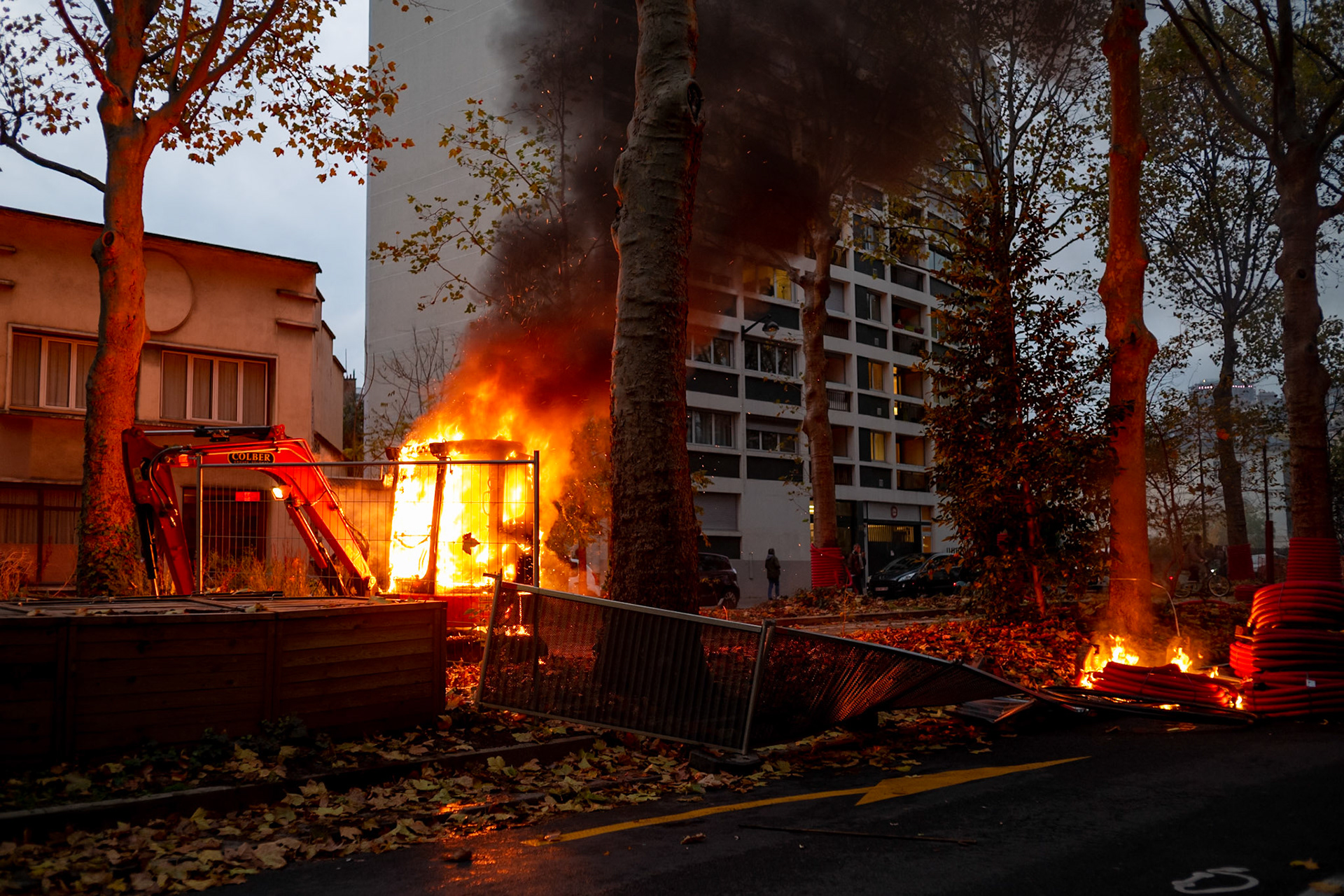 Pour le premier anniversaire des gilets jaunes, des idiots violents se promènent et font des dégats inutiles dans Paris.