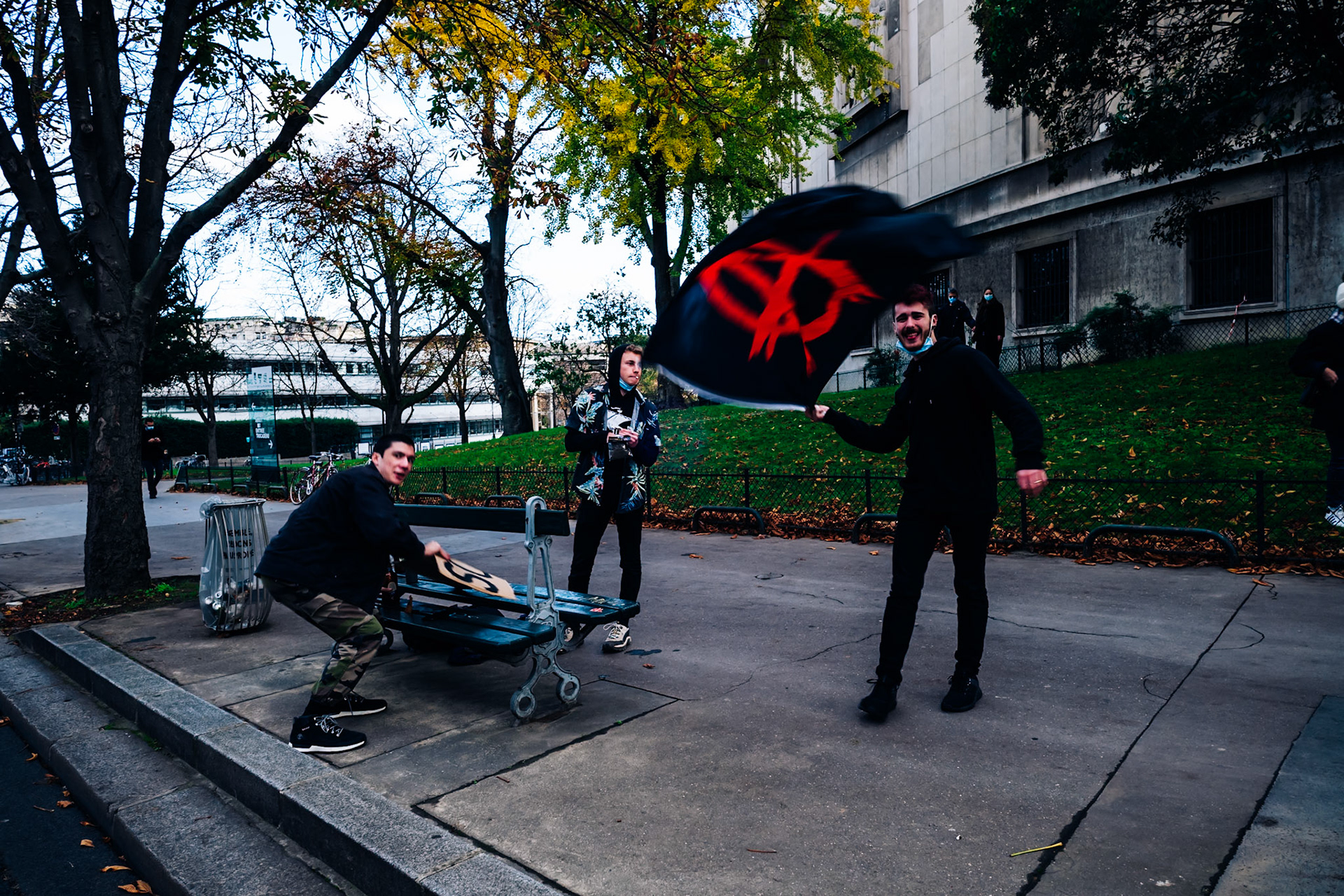 Plusieurs milliers de personnes rassemblées en France contre la proposition de loi « sécurité globale »L’article 24 du texte, adopté par l’Assemblée vendredi, concentre de très vives critiques, notamment de la part des journalistes, qui y voient de potentielles atteintes à la liberté d’informer.