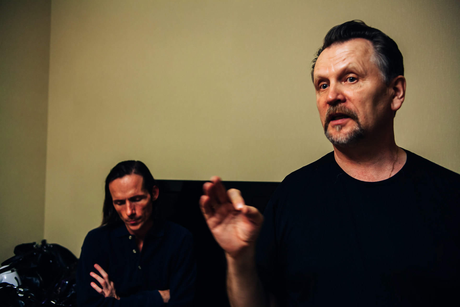 A journey through the eyes of Frederic Leonard, a head hunter for "new faces", who scouts fresh young Eastern girls who are to become fashion models.