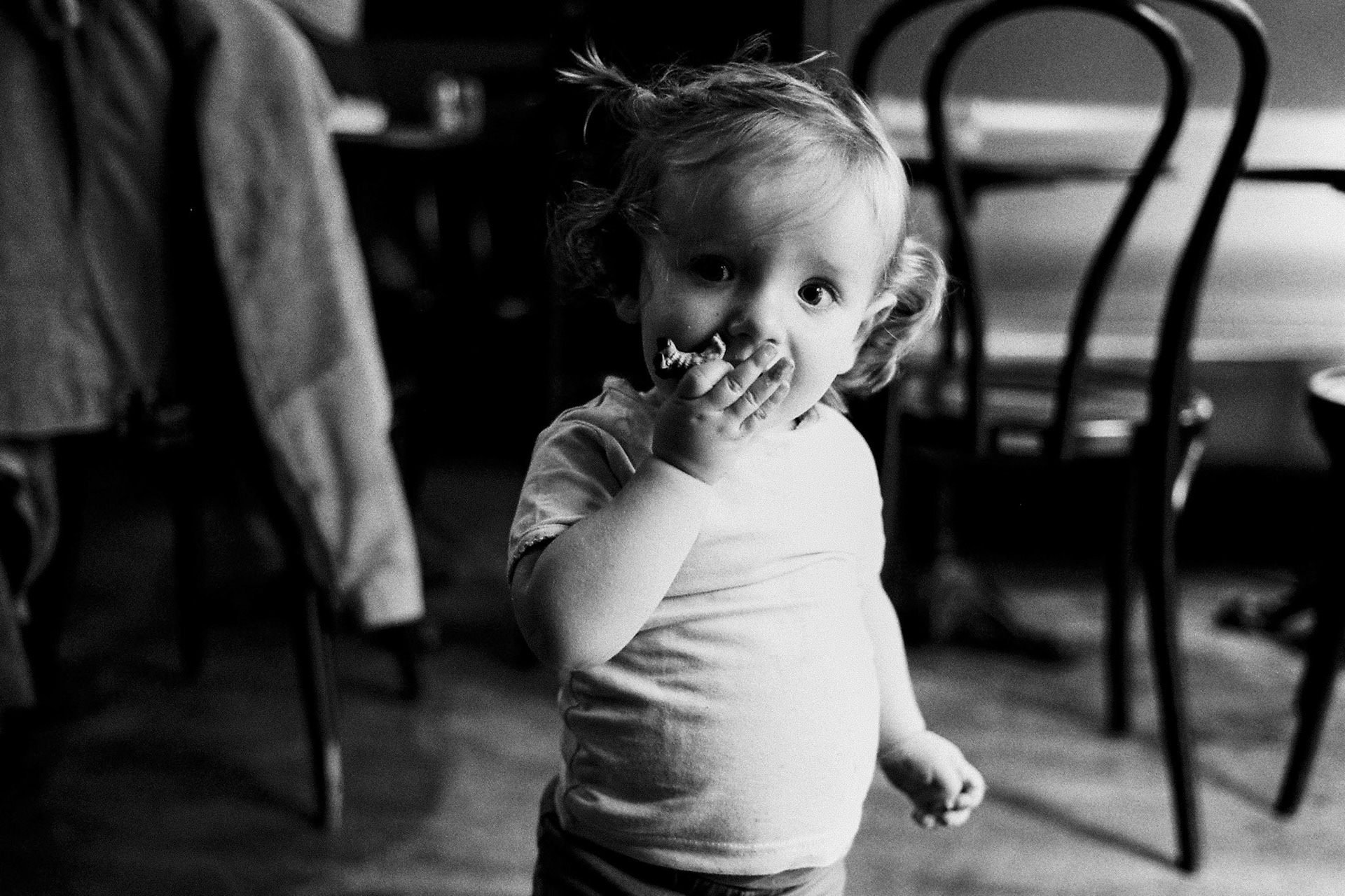 Une gamine dans un café à Paris, vers la place des Vosges, en 2013.