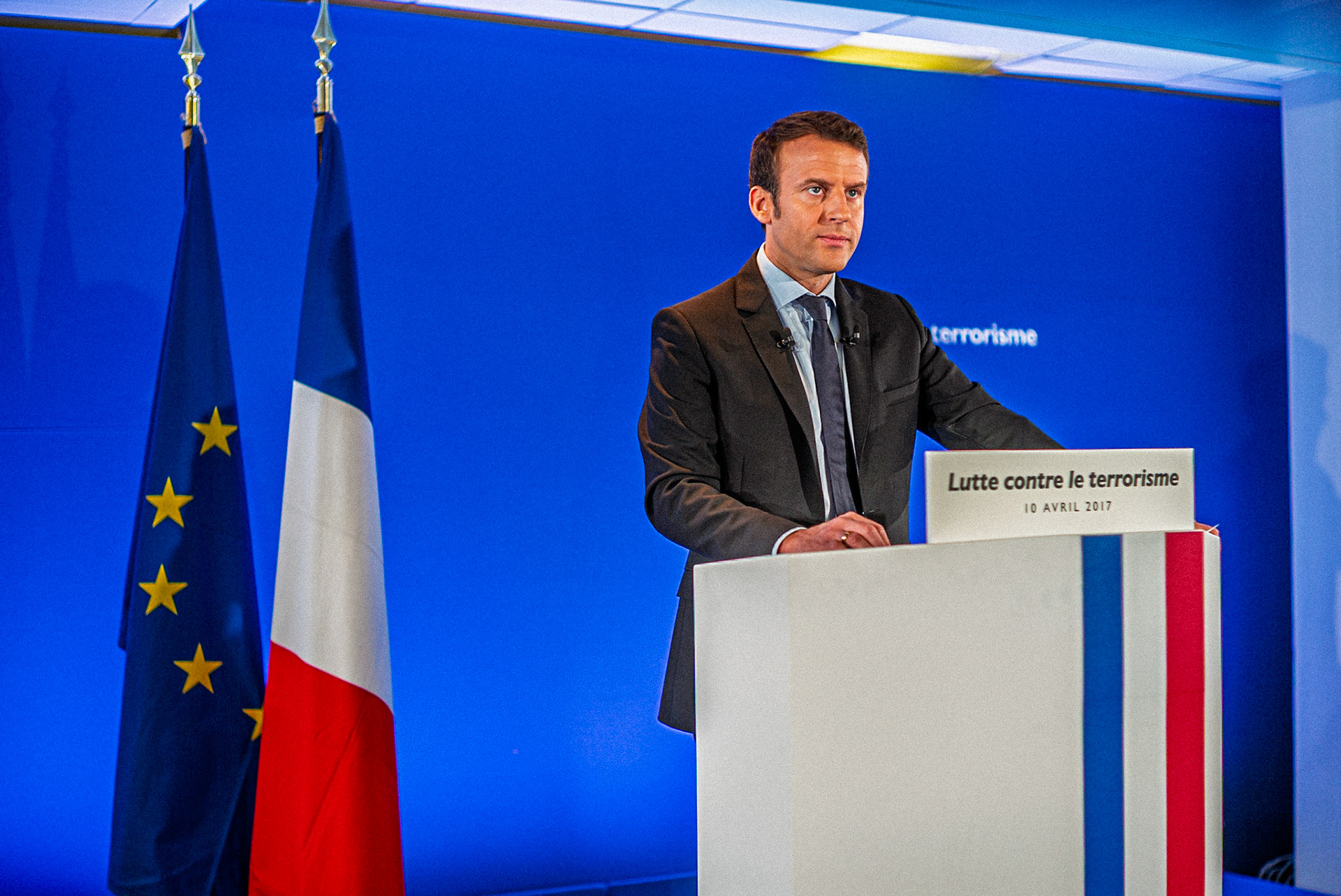 Le futur président Emmanuel Macron pendant son dernier  discours dans son QG.