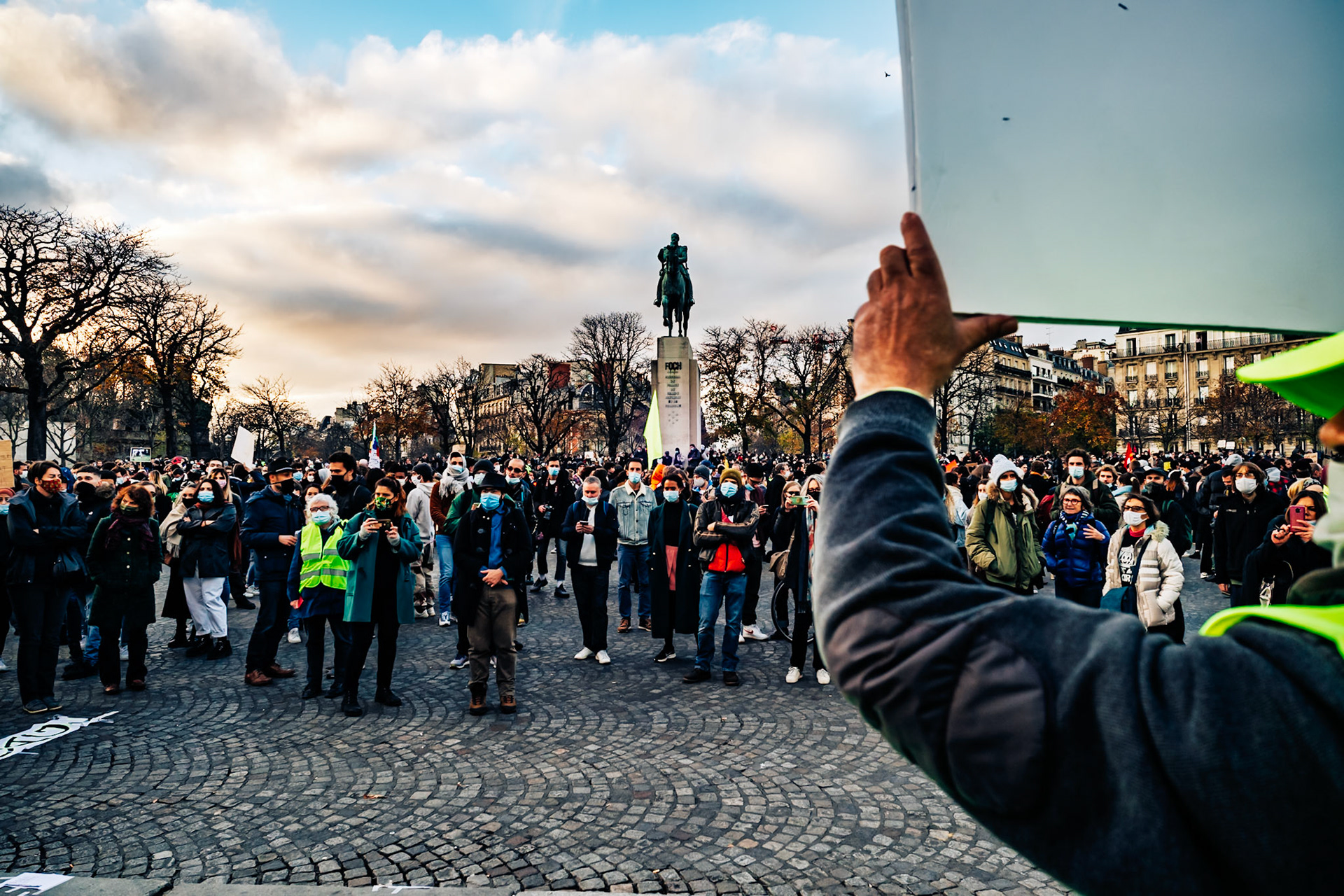 Plusieurs milliers de personnes rassemblées en France contre la proposition de loi « sécurité globale »L’article 24 du texte, adopté par l’Assemblée vendredi, concentre de très vives critiques, notamment de la part des journalistes, qui y voient de potentielles atteintes à la liberté d’informer.