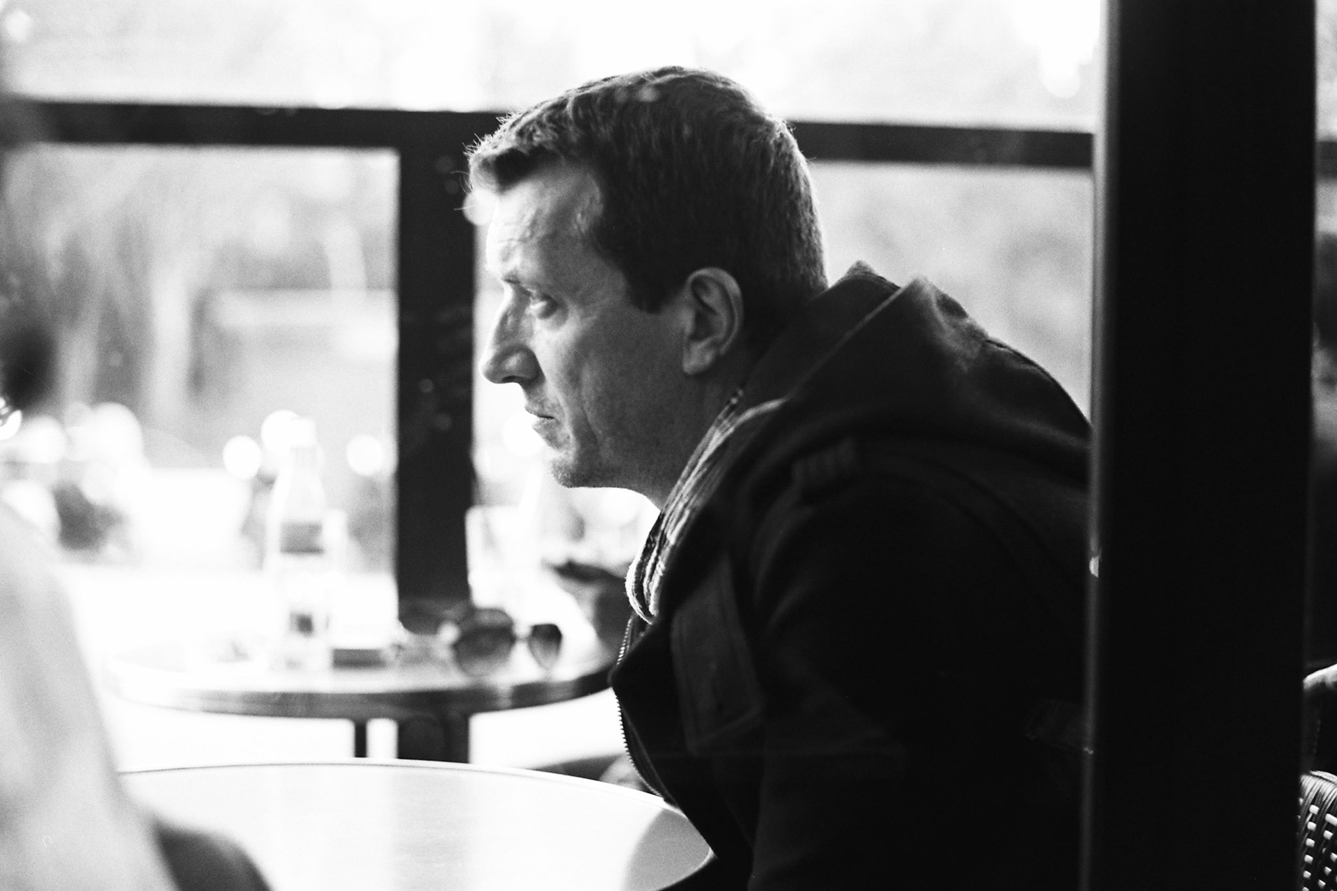 Un homme parle à une femme qui ne le comprends pas.  Paris, 2014.