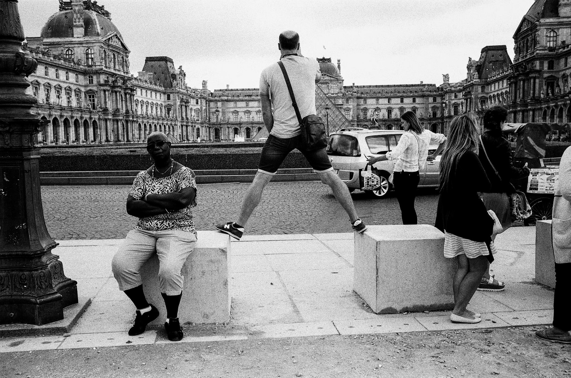 Des touristes font des pirouettes pour photographier la pyramide du Louvre… 