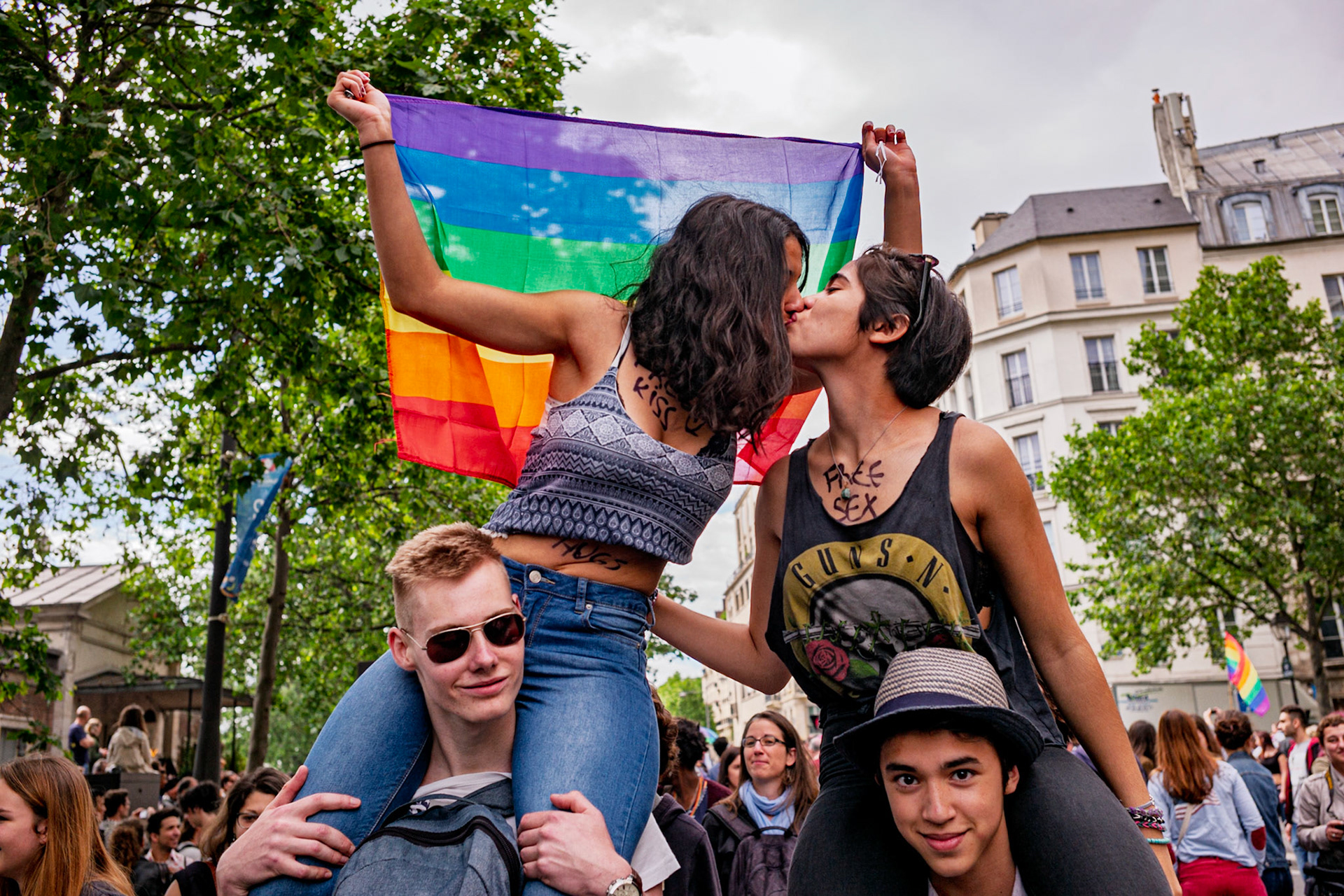 Deux jeunes filles s'embrassent, à la Gay Pride de Paris, en juillet 2016 : "Free sex".