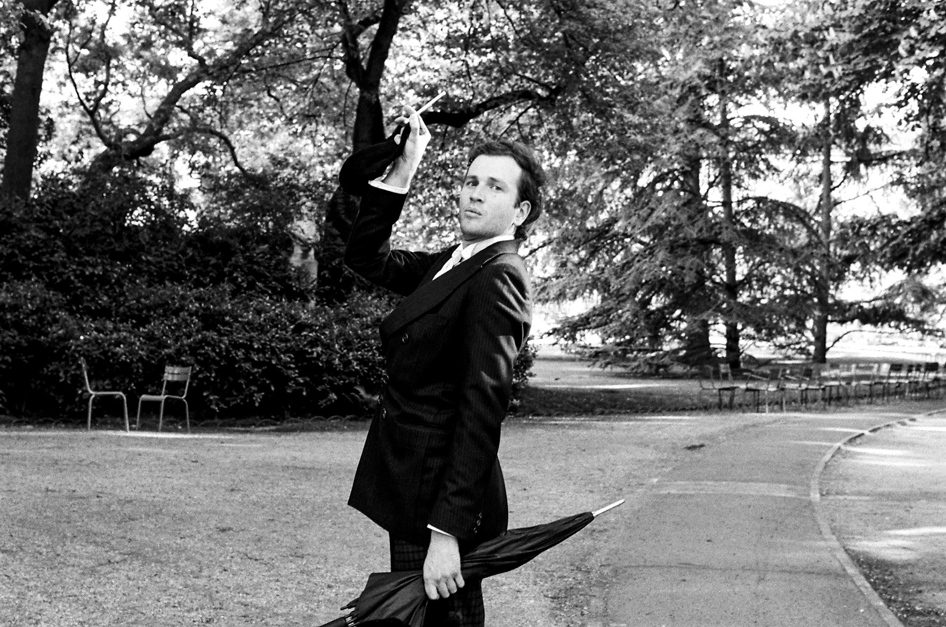 Un homme élégant est en train de photographier quelque chose avec son iPhone quand je le photographie moi-même et qu’il me surprend. Paris, jardin du Luxembourg, le mercredi 24 avril 2019. 