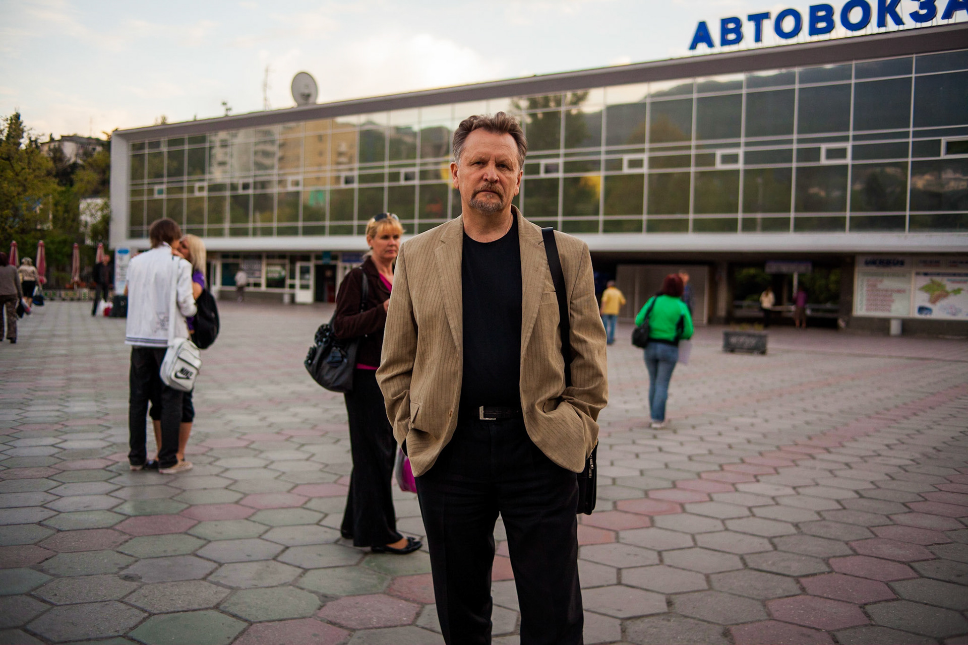 Alexander Kuletskiy, Frederic's contact and tranlator in Russia and Ukraine, in Yalta.A journey through the eyes of Frederic Leonard, a head hunter for "new faces", who scouts fresh young Eastern girls who are to become fashion models.