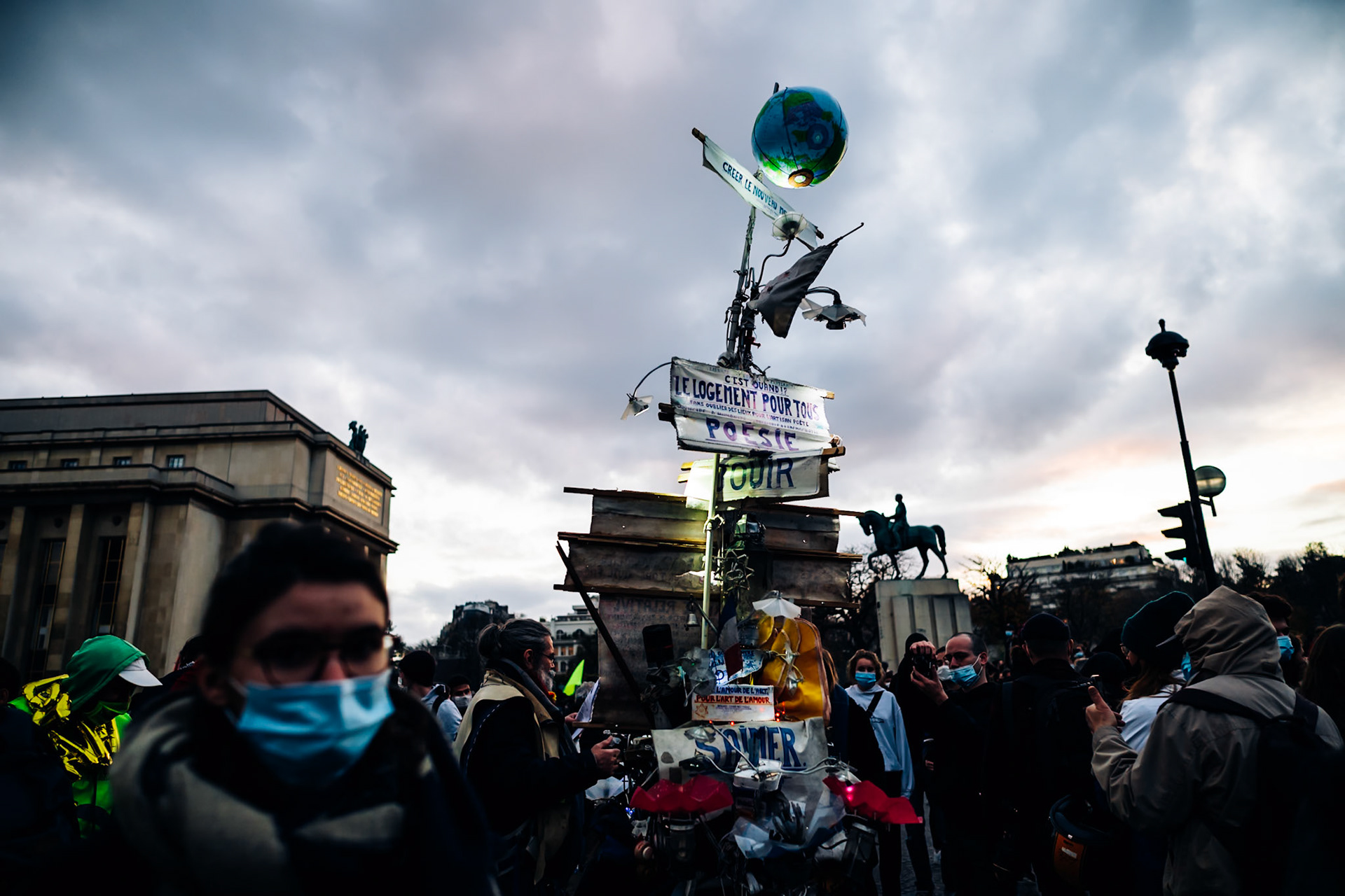 Plusieurs milliers de personnes rassemblées en France contre la proposition de loi « sécurité globale »L’article 24 du texte, adopté par l’Assemblée vendredi, concentre de très vives critiques, notamment de la part des journalistes, qui y voient de potentielles atteintes à la liberté d’informer.