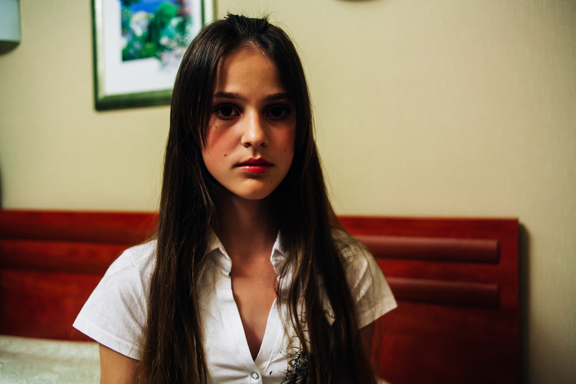 A 12 year old girl is brought to the internationnal casting, eventhough she knows she needs to be 16 to be able to go to Paris.