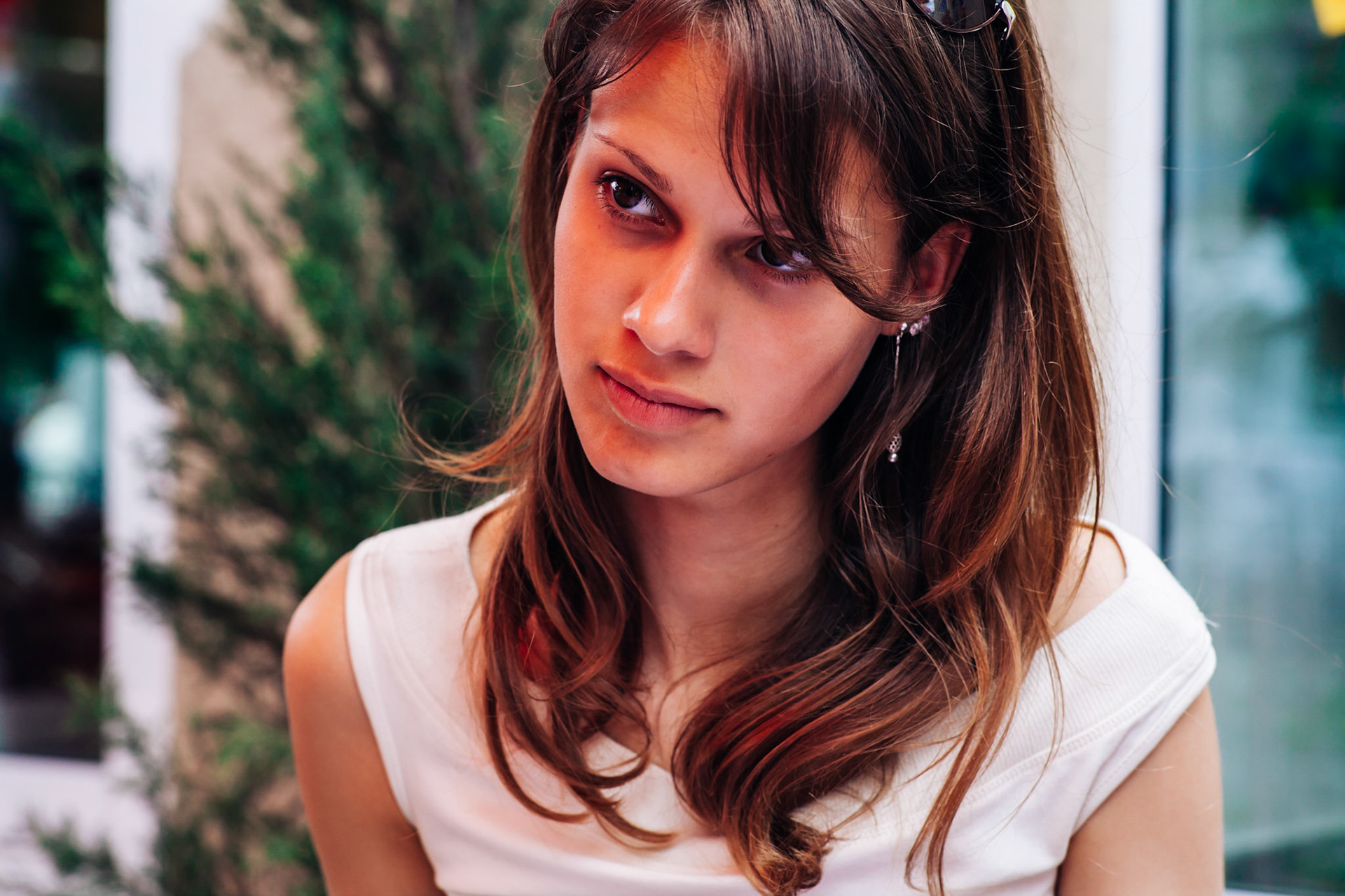 A journey through the eyes of Frederic Leonard, a head hunter for "new faces", who scouts fresh young Eastern girls who are to become fashion models.