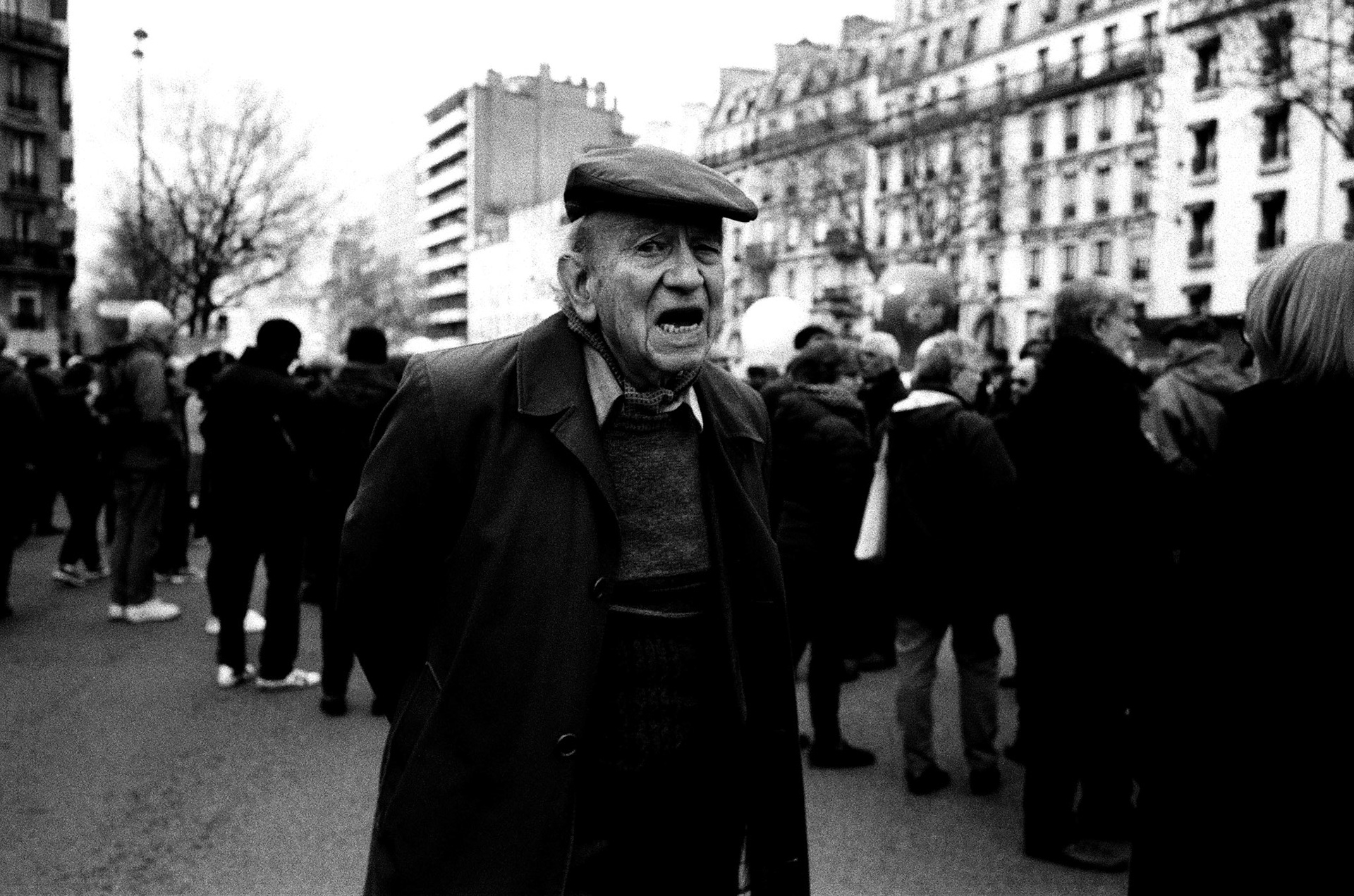 Un viel homme pendant une manifestation contre Macron. Paris, le  15 mars 2018.  