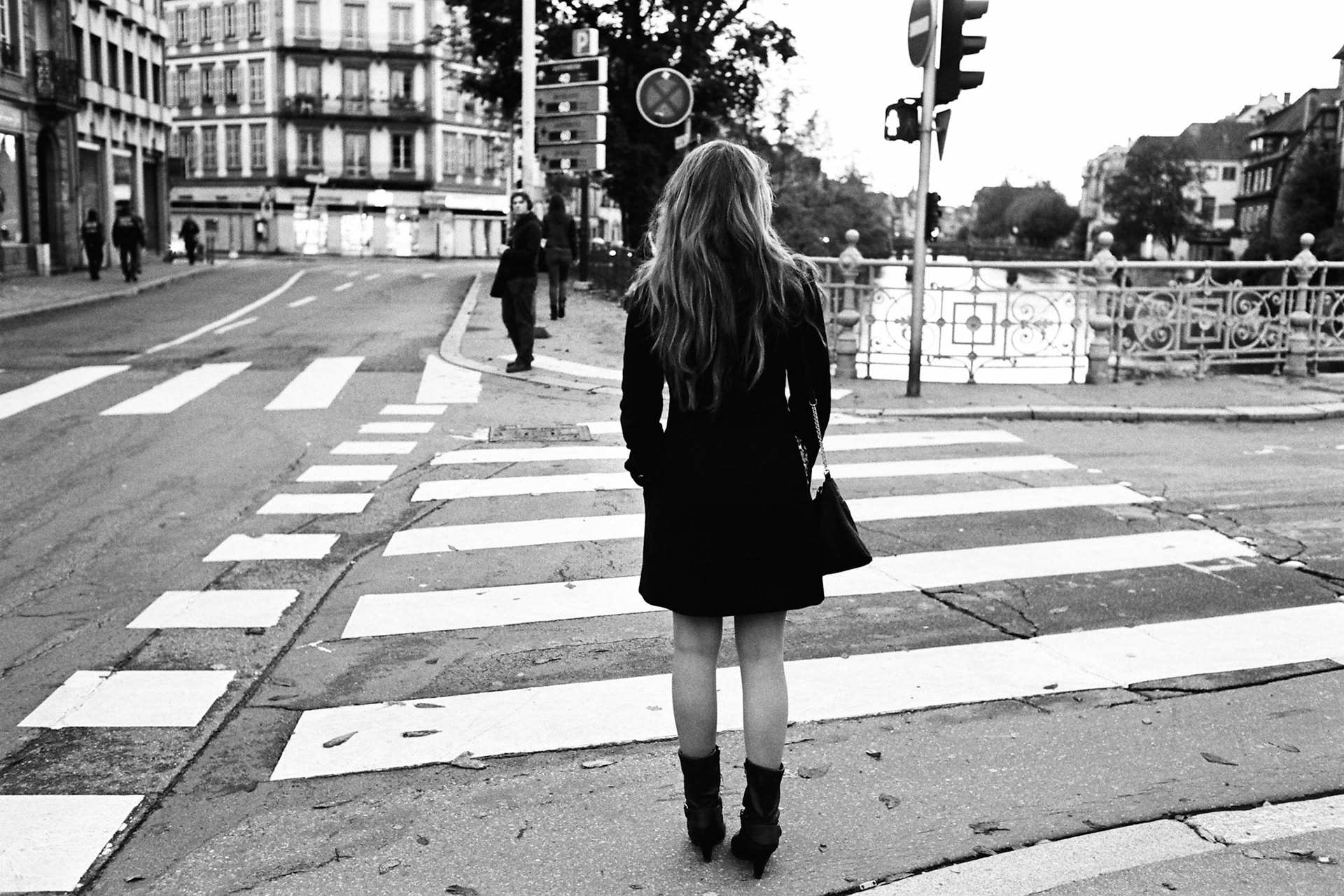 Une fille attend gentillement pour traverser la rue, à Strasbourg, fin 2013. 
