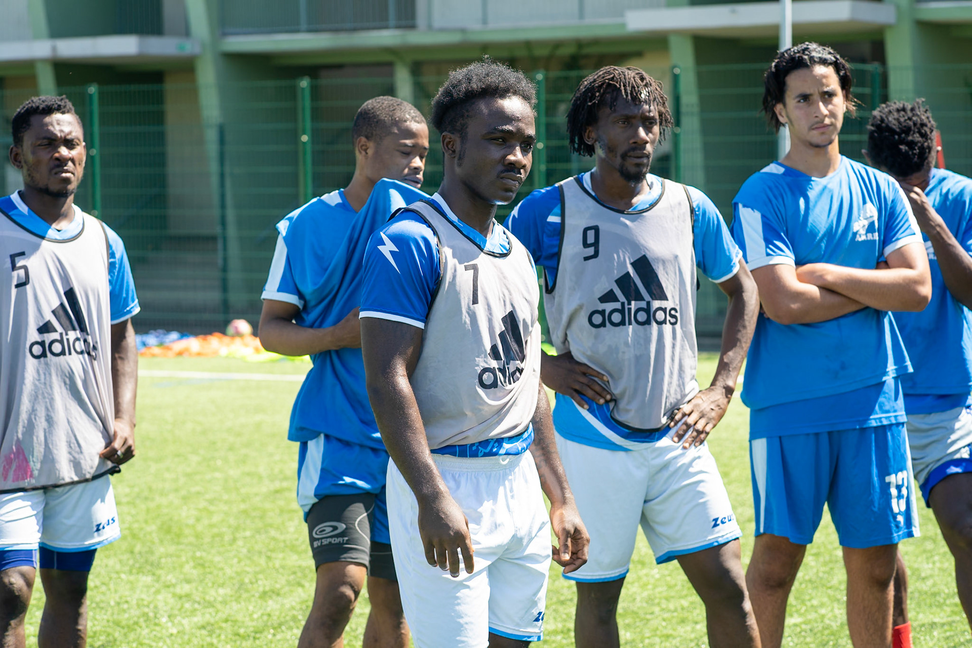 Les migrants du foot professionnel tentent de rebondir à Saint-Denis. Reportage pour Xavier Alonso de la Tribune de Genève sur l'association Kampos/Saint Denis.