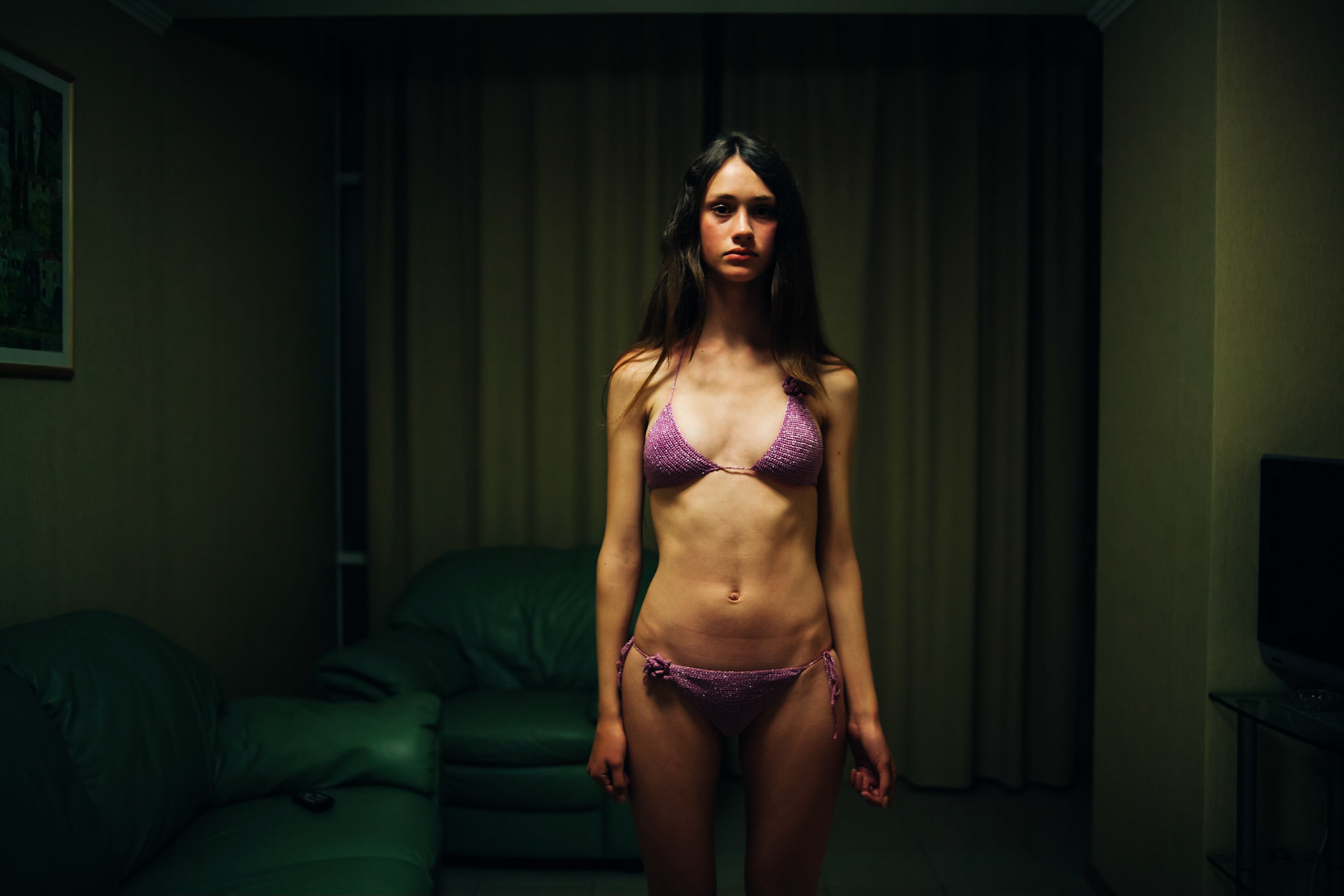 A journey through the eyes of Frederic Leonard, a head hunter for "new faces", who scouts fresh young Eastern girls who are to become fashion models.