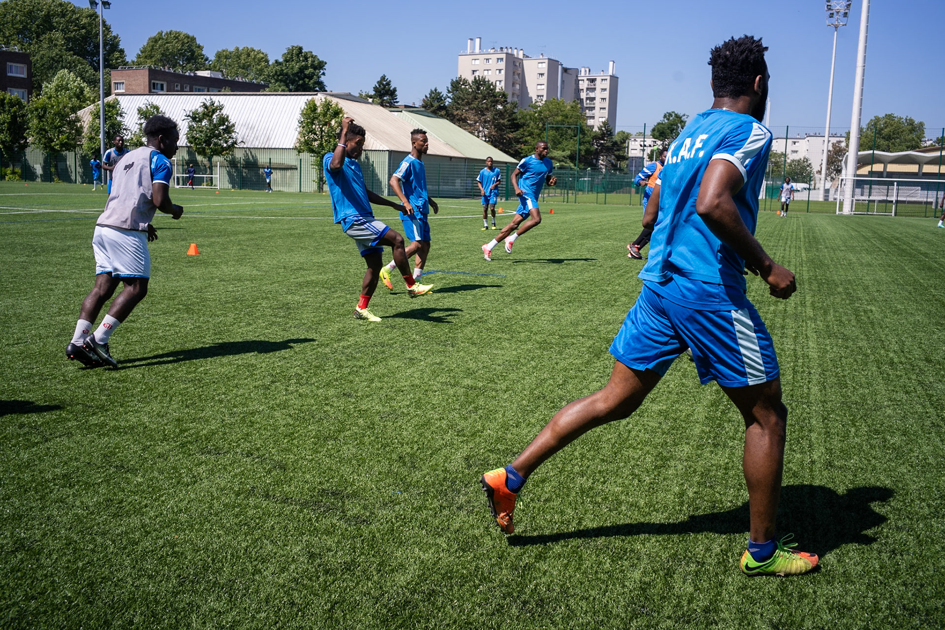 Les migrants du foot professionnel tentent de rebondir à Saint-Denis. Reportage pour Xavier Alonso de la Tribune de Genève sur l'association Kampos/Saint Denis.