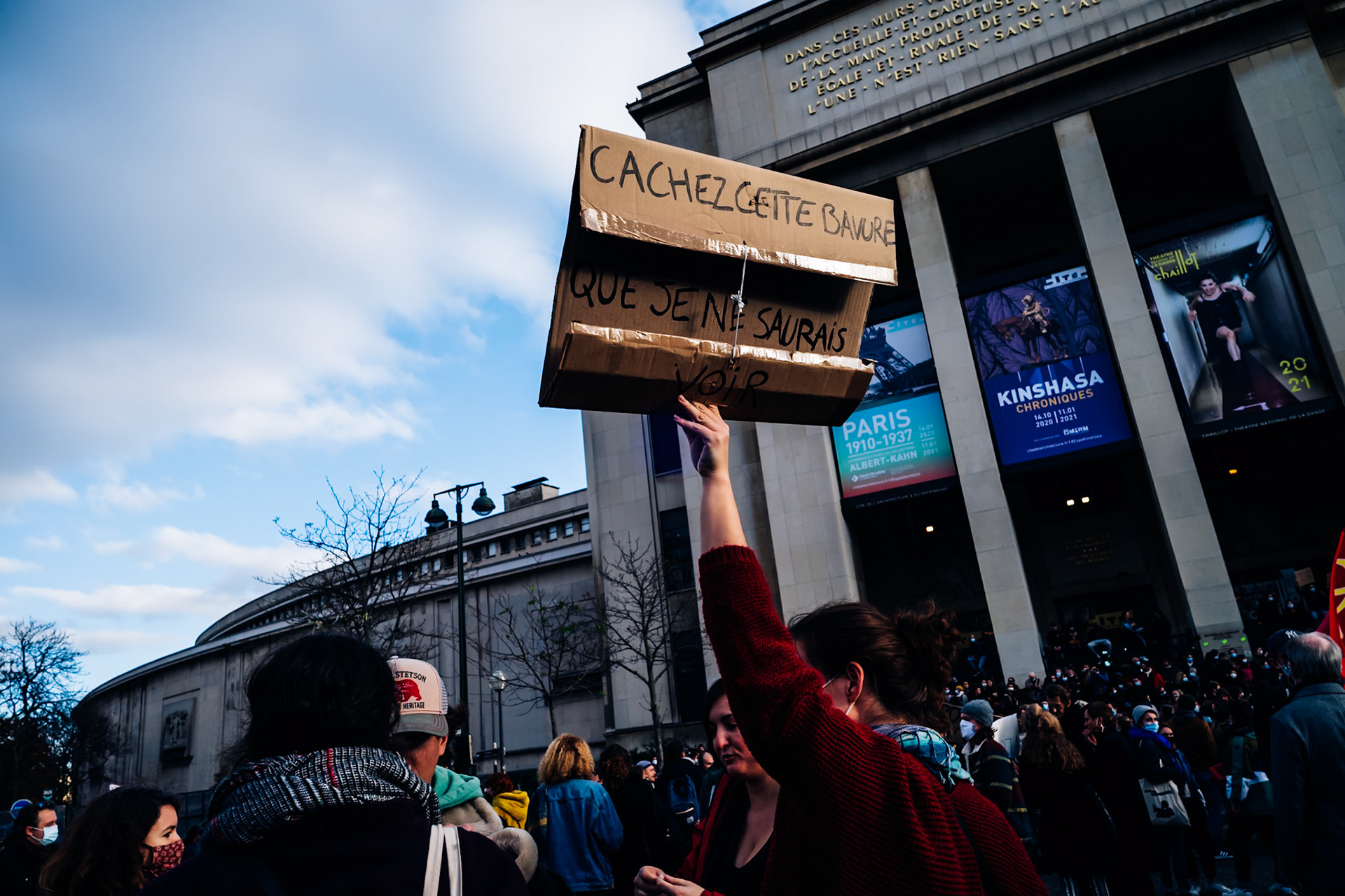 Plusieurs milliers de personnes rassemblées en France contre la proposition de loi « sécurité globale »L’article 24 du texte, adopté par l’Assemblée vendredi, concentre de très vives critiques, notamment de la part des journalistes, qui y voient de potentielles atteintes à la liberté d’informer.