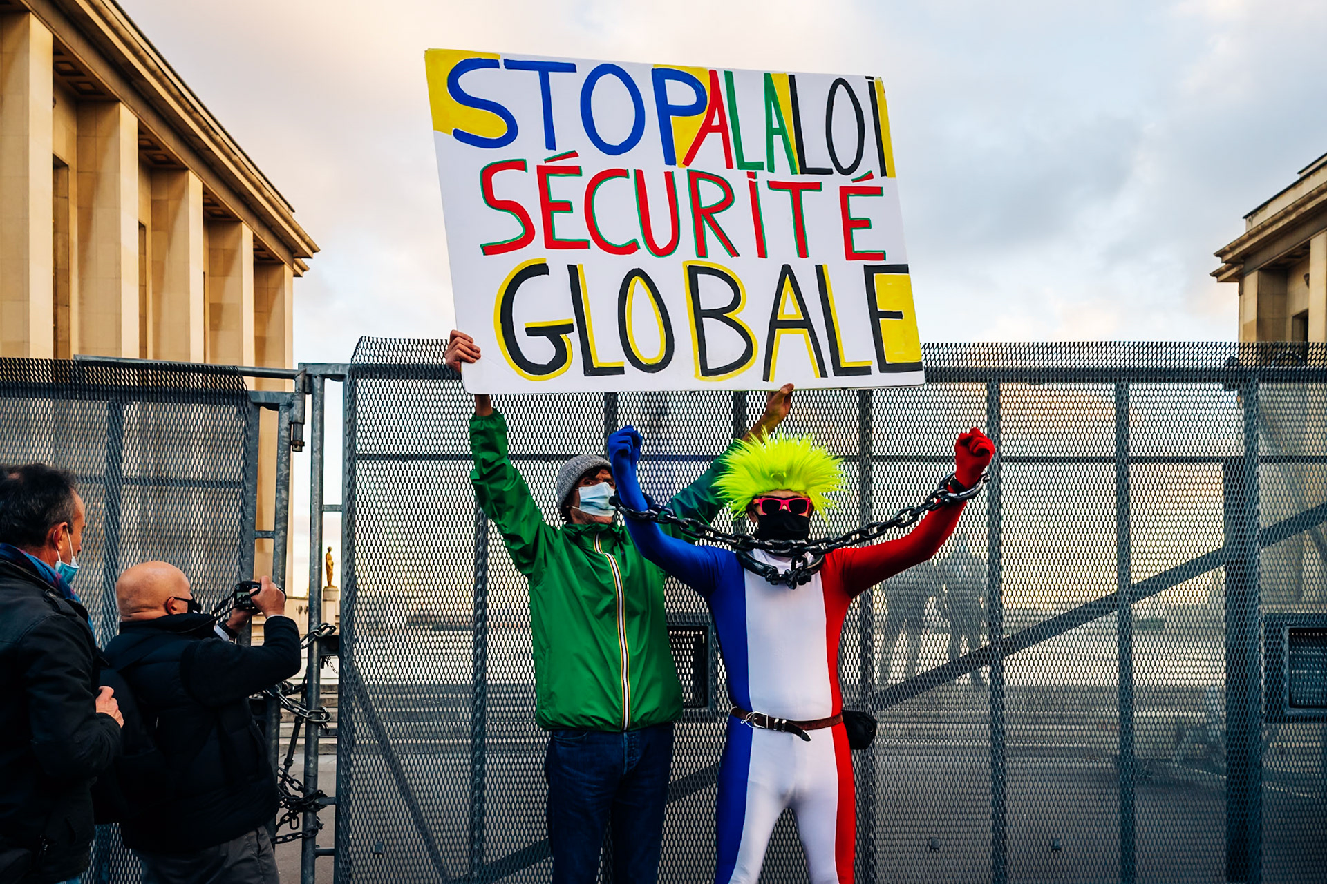 Plusieurs milliers de personnes rassemblées en France contre la proposition de loi « sécurité globale »L’article 24 du texte, adopté par l’Assemblée vendredi, concentre de très vives critiques, notamment de la part des journalistes, qui y voient de potentielles atteintes à la liberté d’informer.