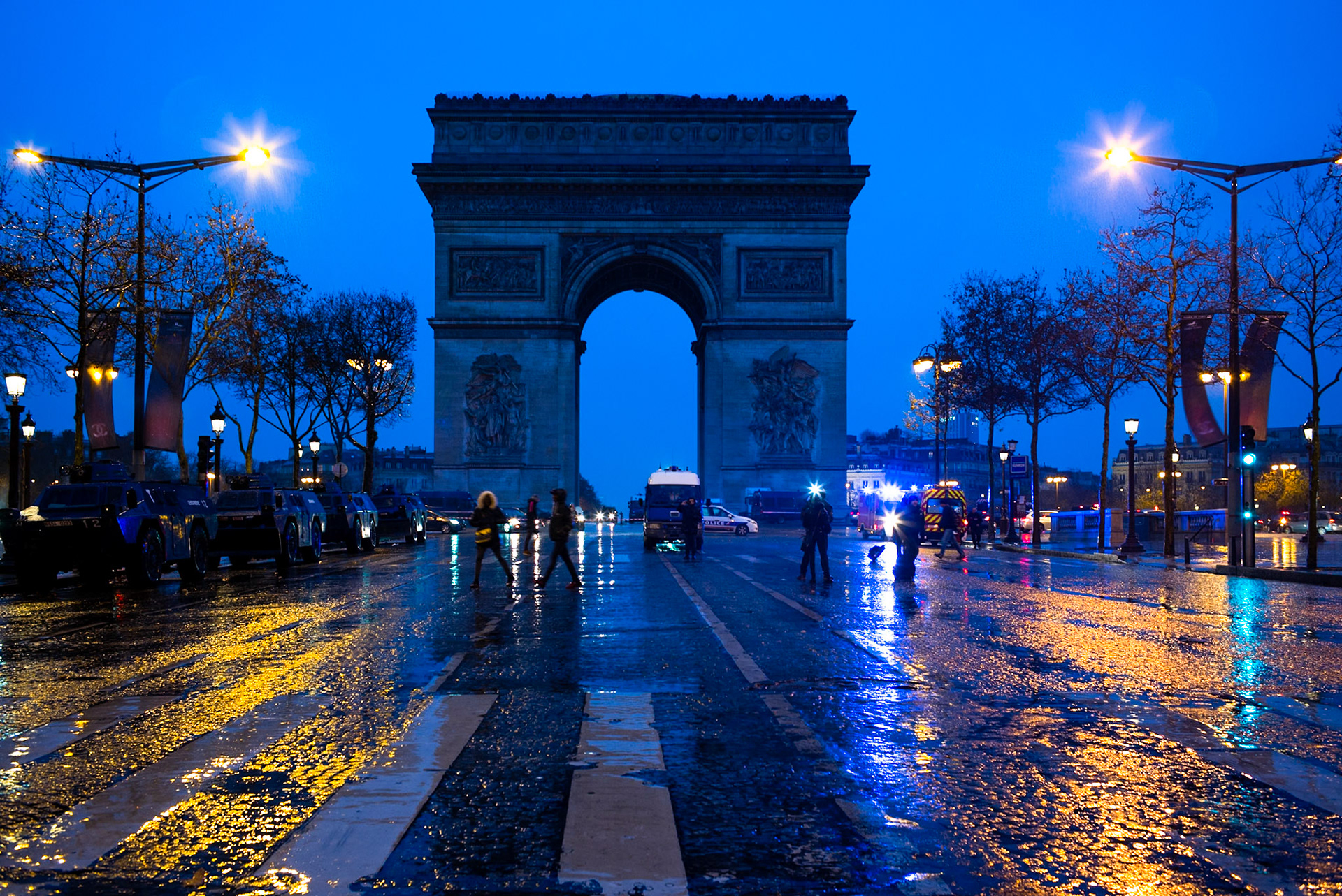 5th demonstration of the "gilets jaunes" in Paris place de l'Etoile in Paris, France.Pour cet "acte 5" des "gilets jaunes", samedi 15 décembre, 66 000 personnes se sont rassemblées partout en France. Un chiffre en baisse par rapport aux précédentes mobilisations nationales.