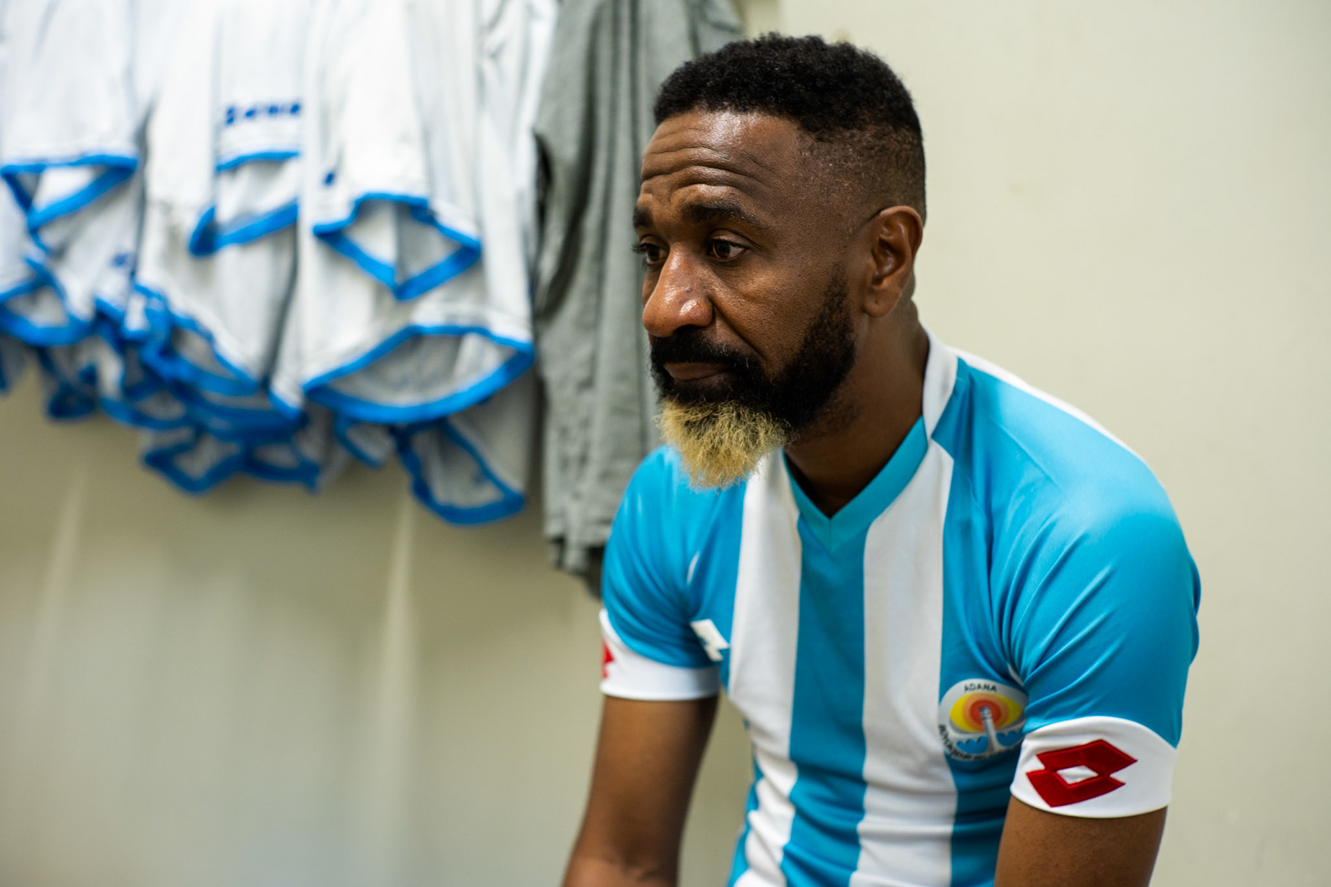 Les migrants du foot professionnel tentent de rebondir à Saint-Denis. Reportage pour Xavier Alonso de la Tribune de Genève sur l'association Kampos/Saint Denis.