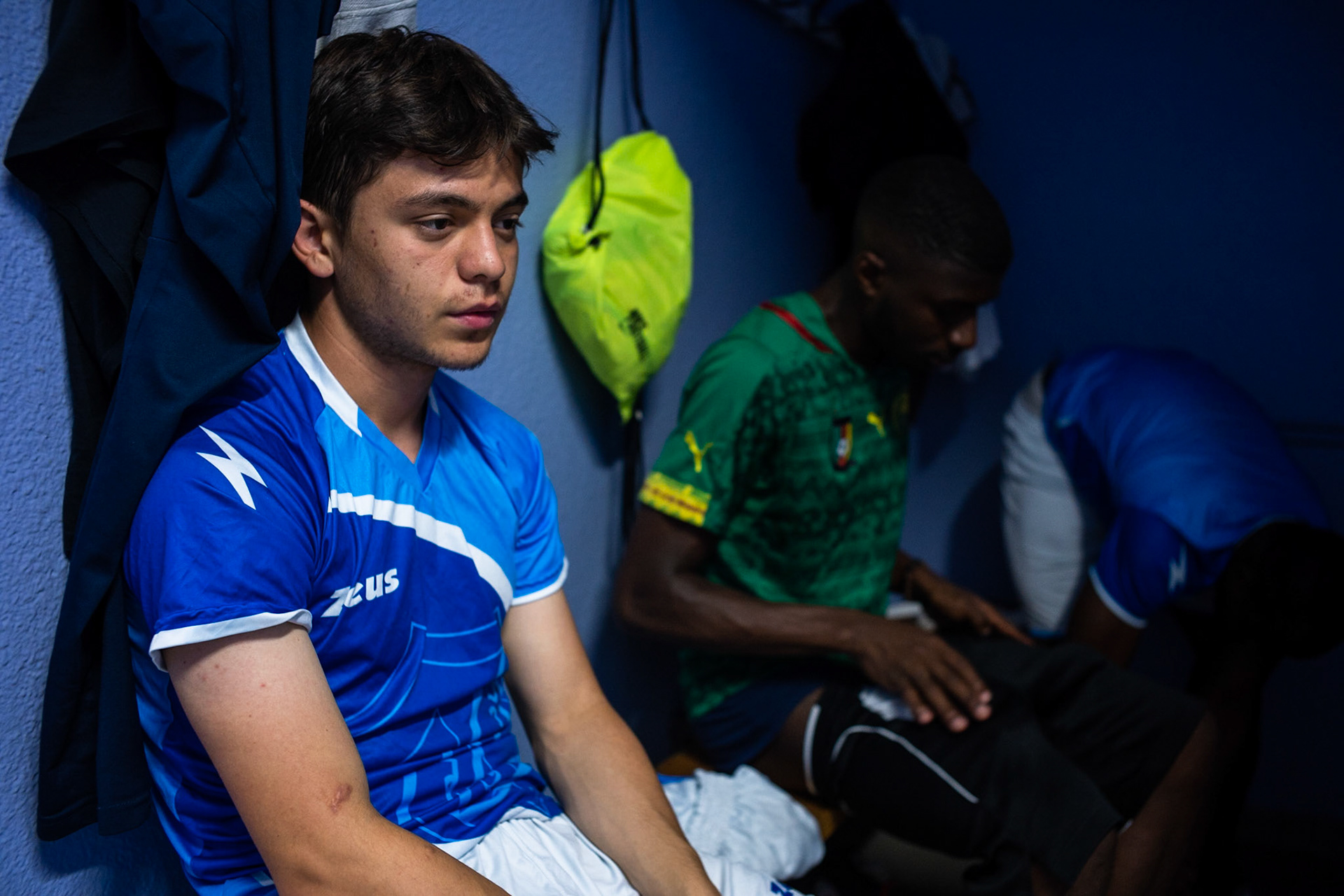 Les migrants du foot professionnel tentent de rebondir à Saint-Denis. Reportage pour Xavier Alonso de la Tribune de Genève sur l'association Kampos/Saint Denis.