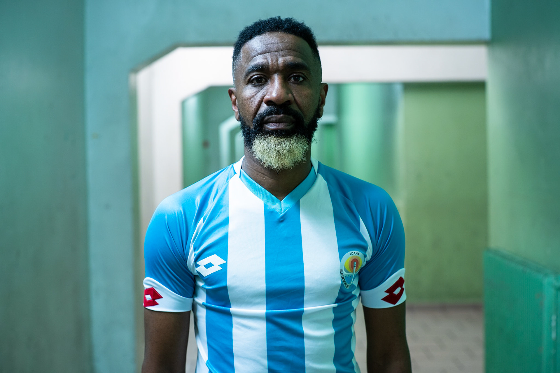 Les migrants du foot professionnel tentent de rebondir à Saint-Denis. Reportage pour Xavier Alonso de la Tribune de Genève sur l'association Kampos/Saint Denis.