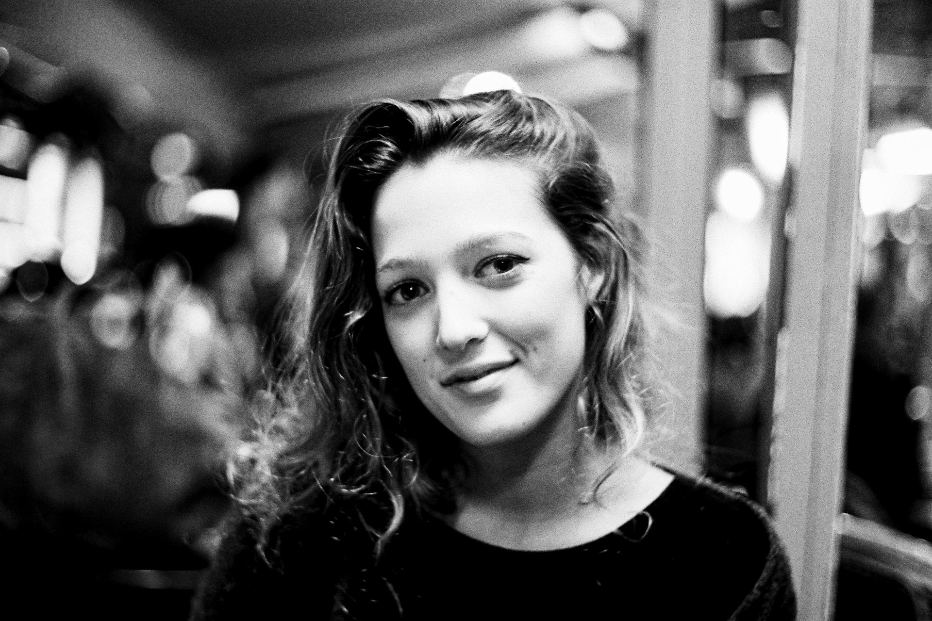 Eulalie Elsker, jeune actrice de 22 ans, dans un café à Bastille (café philo), le 15 janvier 2014. 