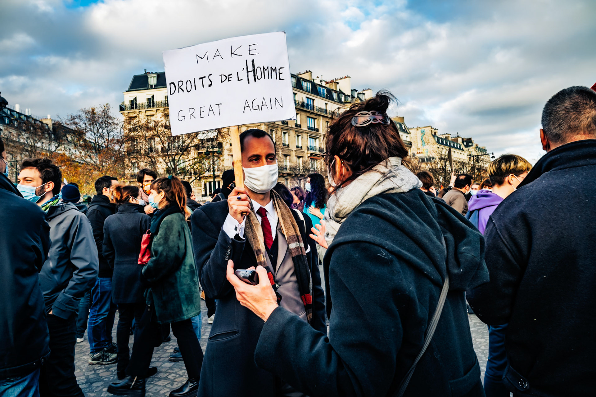 Plusieurs milliers de personnes rassemblées en France contre la proposition de loi « sécurité globale »L’article 24 du texte, adopté par l’Assemblée vendredi, concentre de très vives critiques, notamment de la part des journalistes, qui y voient de potentielles atteintes à la liberté d’informer.