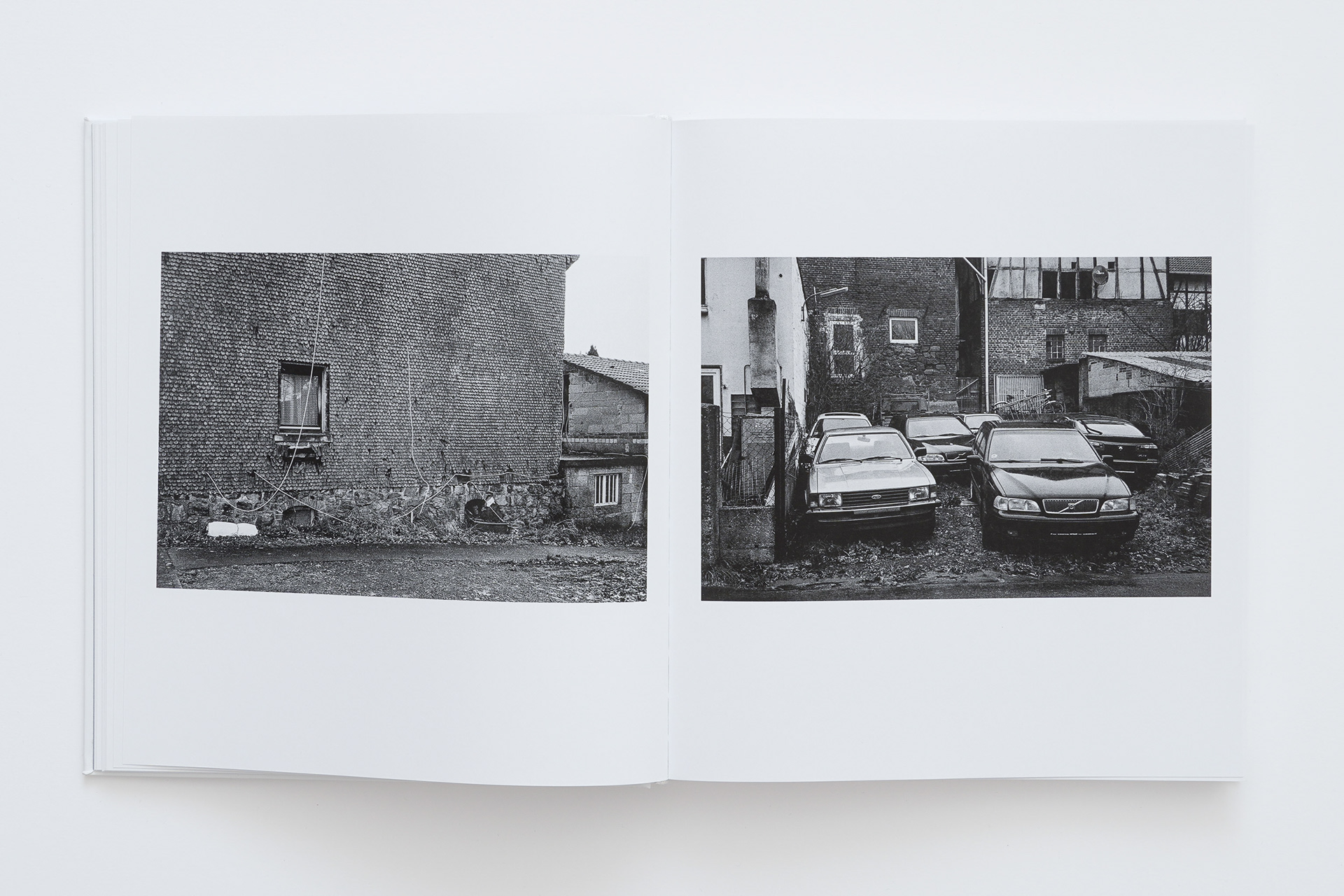 Aufgeschlagenes Buch mit zwei Fotografien