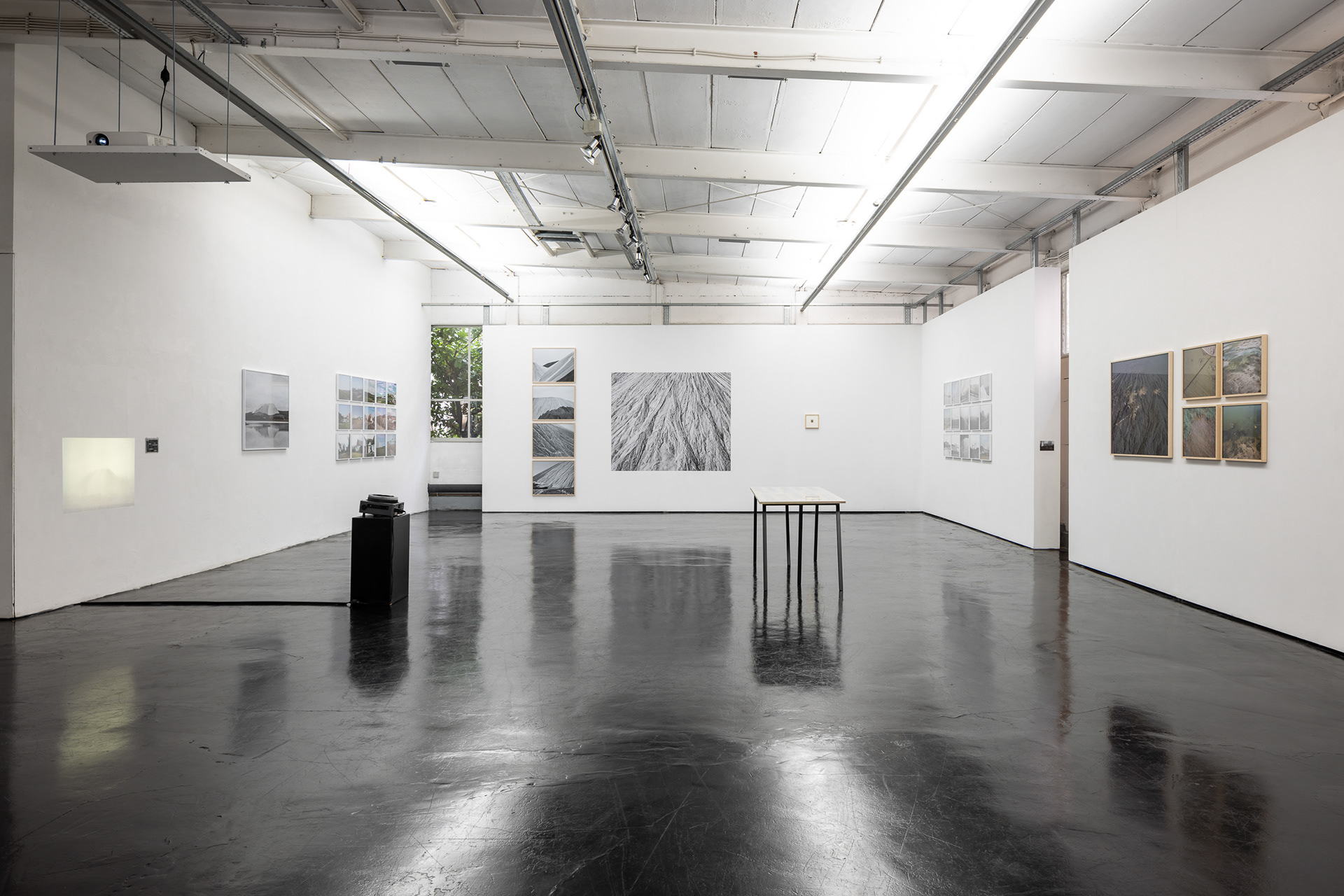 Blick in den Ausstellungsraum der AusstellungsHalle 1A in Frankfurt am Main in 2024