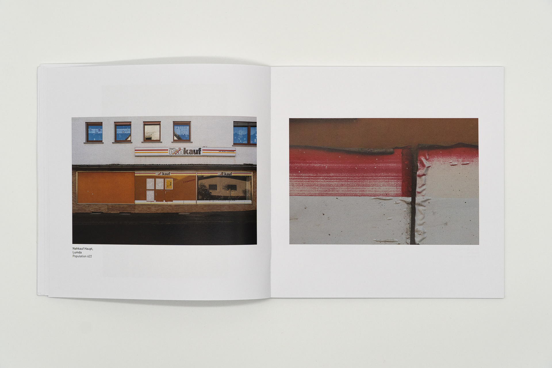 Aufgeschlagene Buchseite, die einen geschlossenen Dorfladen zeigt