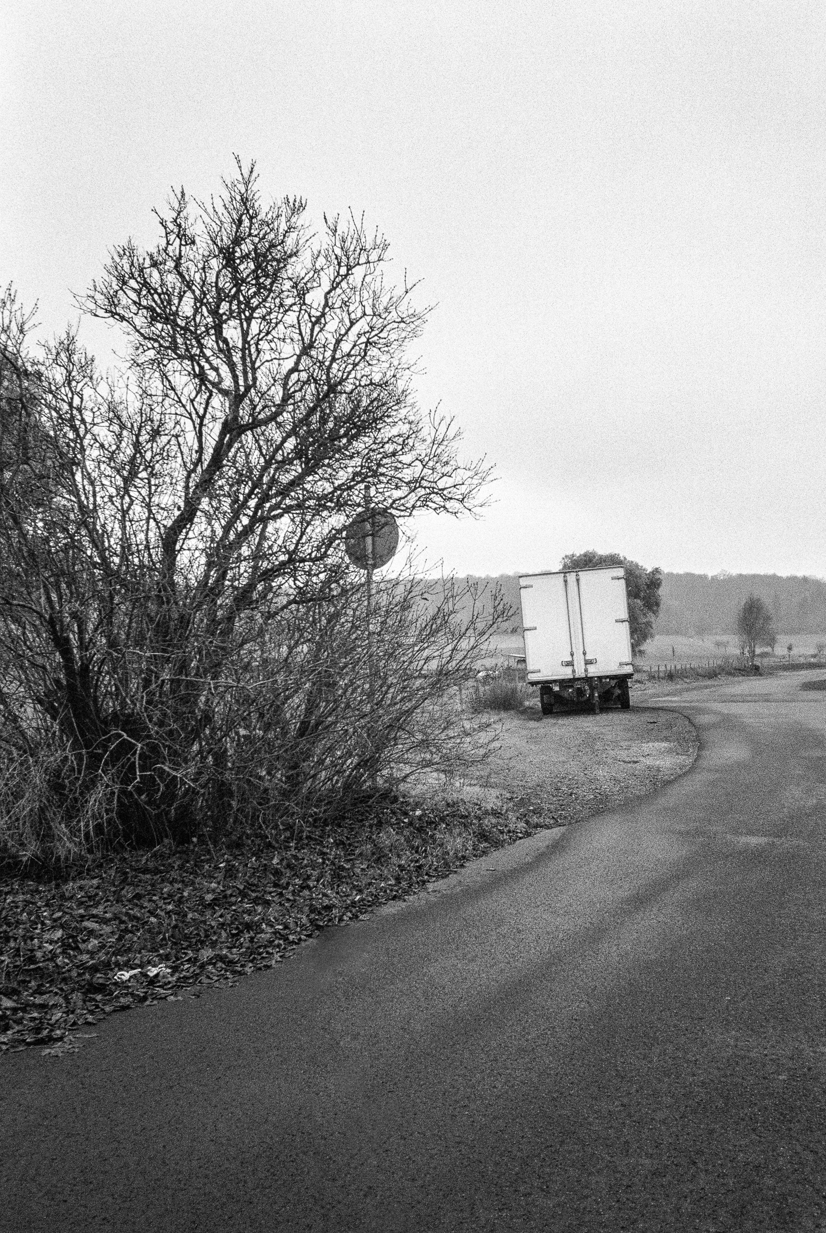 Ein abgestellter Anhänger am Dorfrand