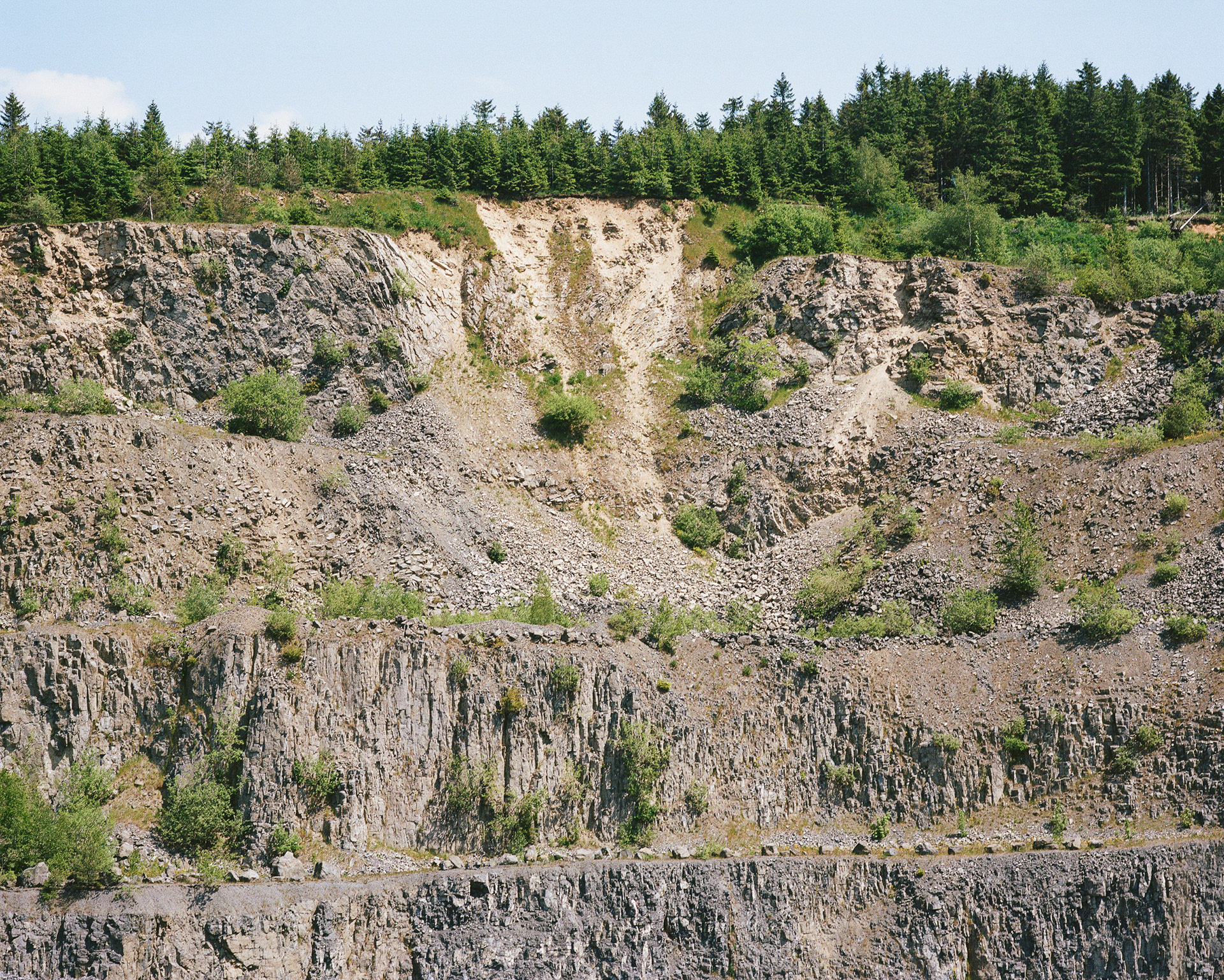 Fotografie eines stillgelegten Steinbruch von Anna Bergold
