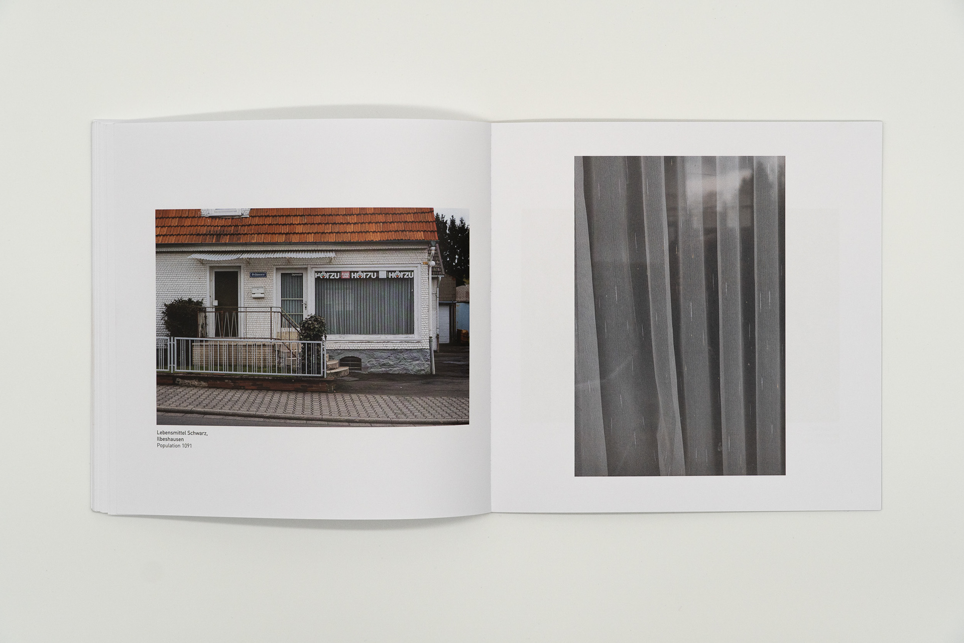 Aufgeschlagene Buchseite, die einen geschlossenen Dorfladen zeigt