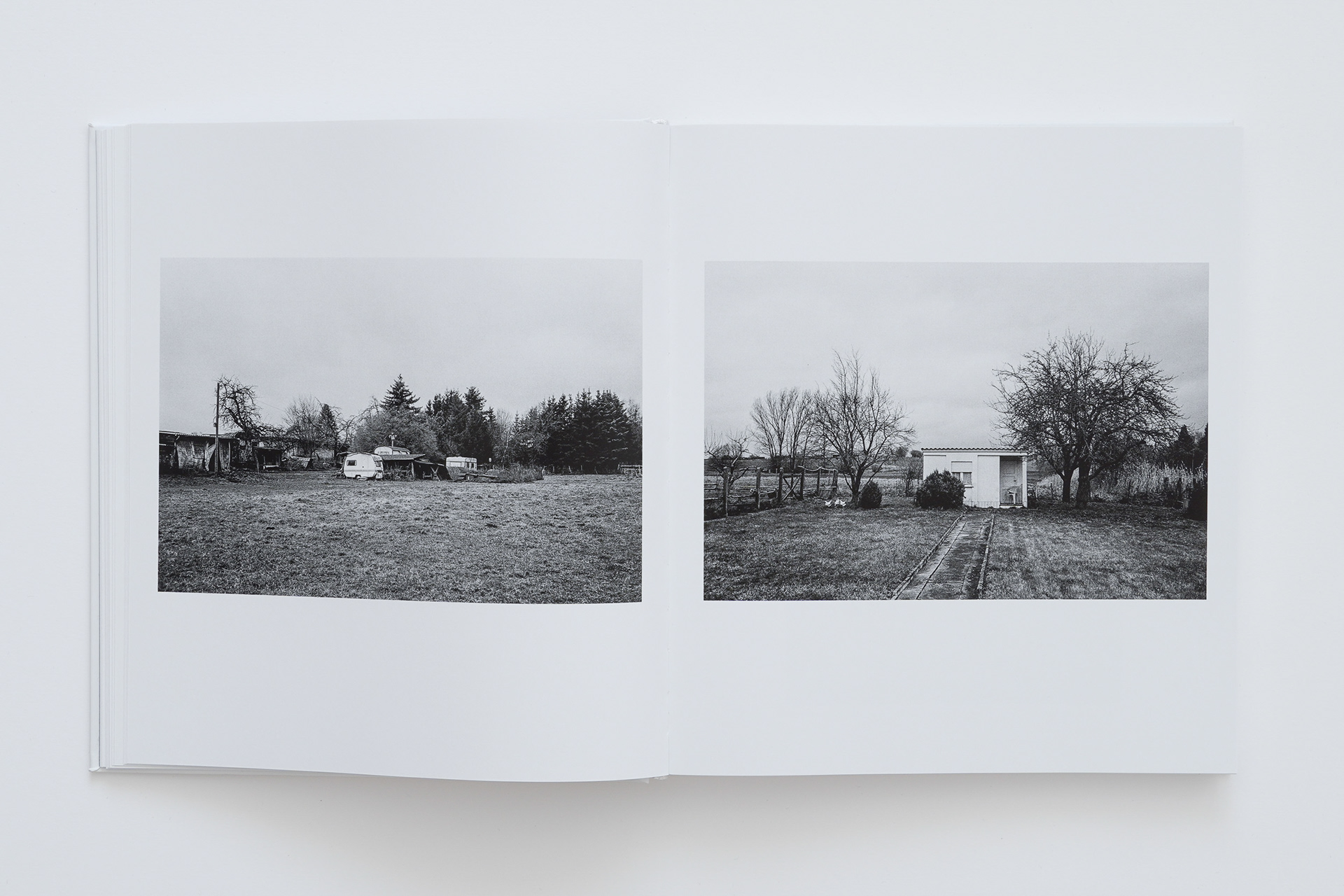 Am Rande des Dorfes, zwei Fotografien aus Land