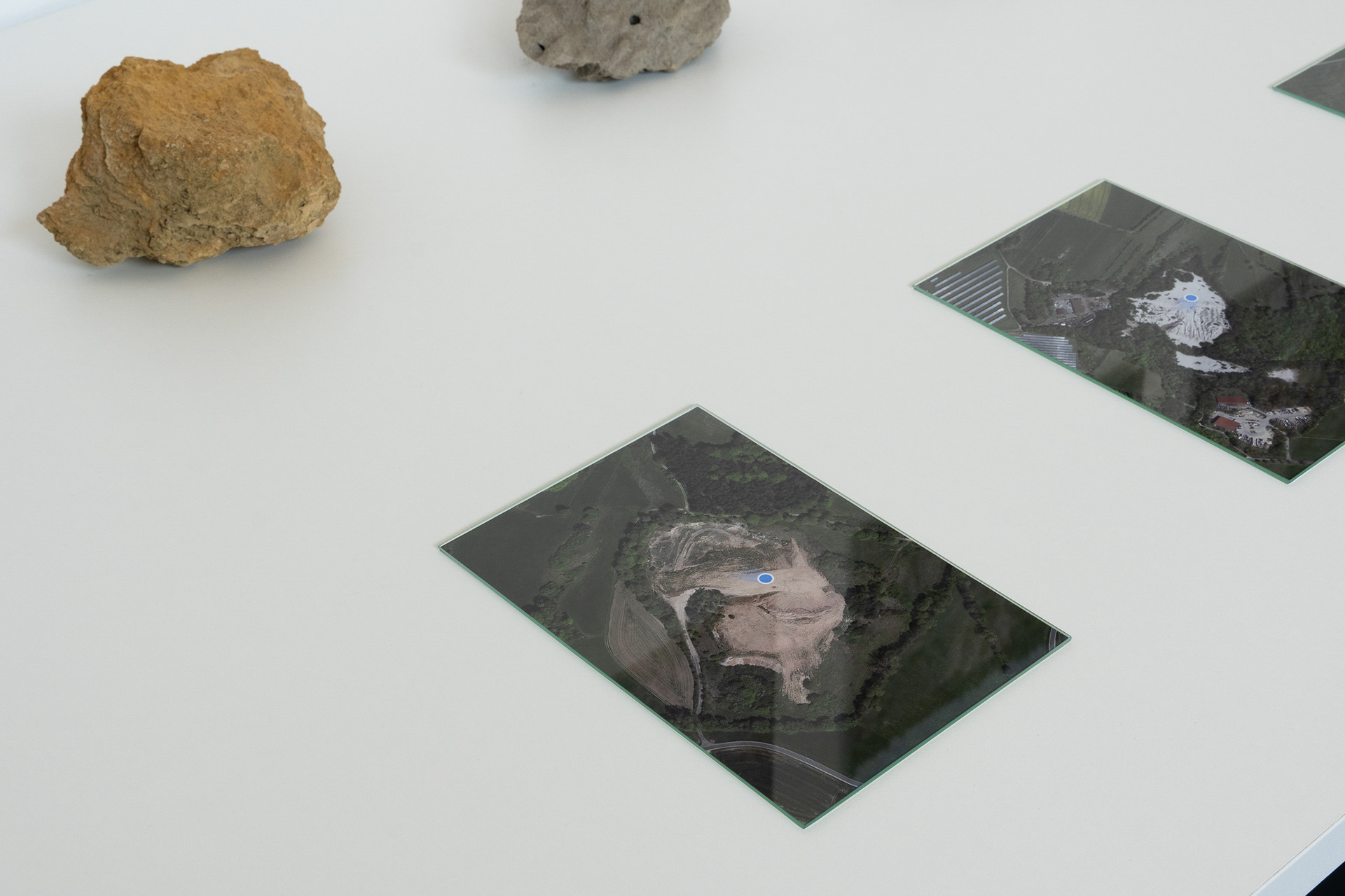 Installationsansicht der fotografischen Arbeit Was bleibt