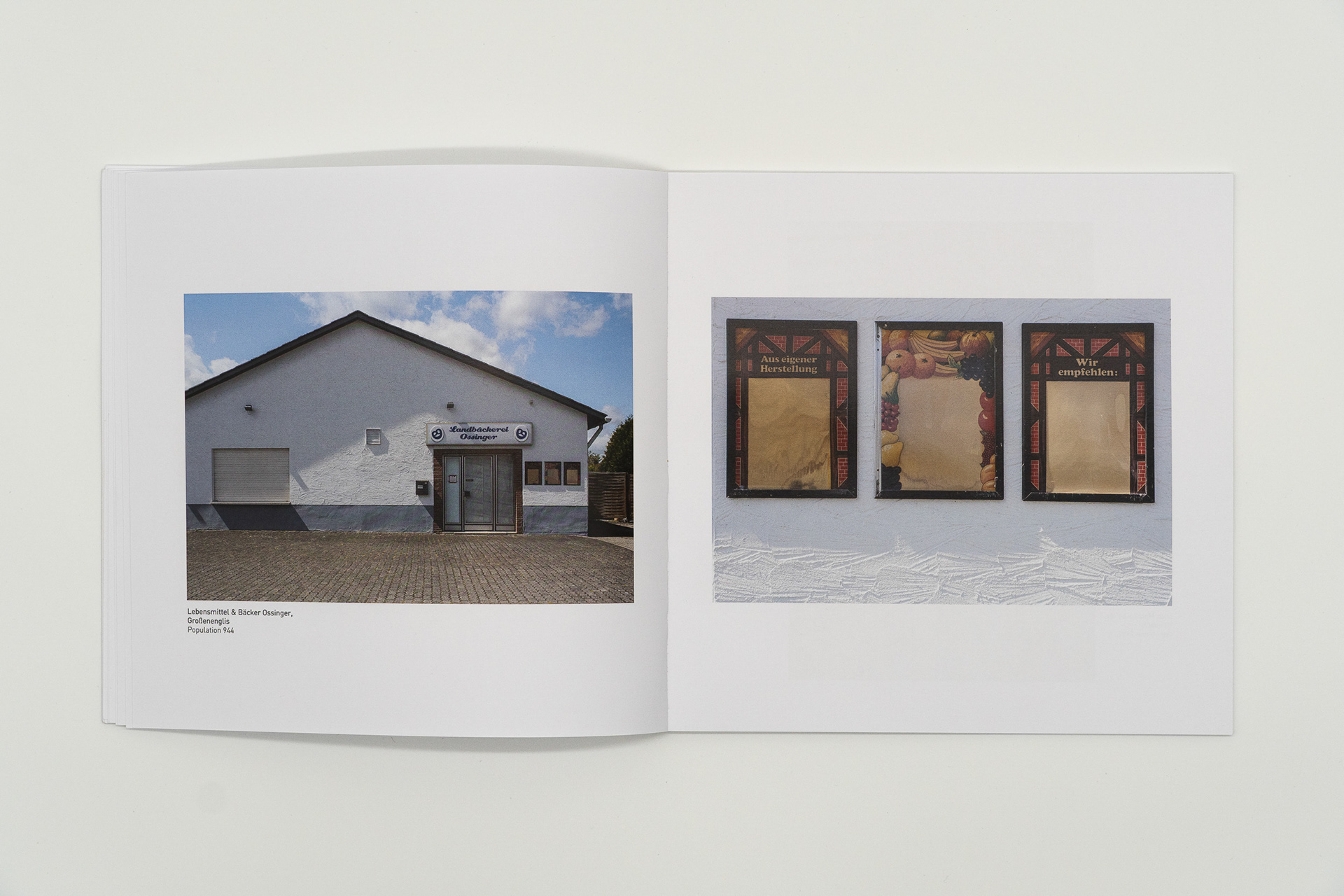 Aufgeschlagene Buchseite, die einen geschlossenen Dorfladen zeigt