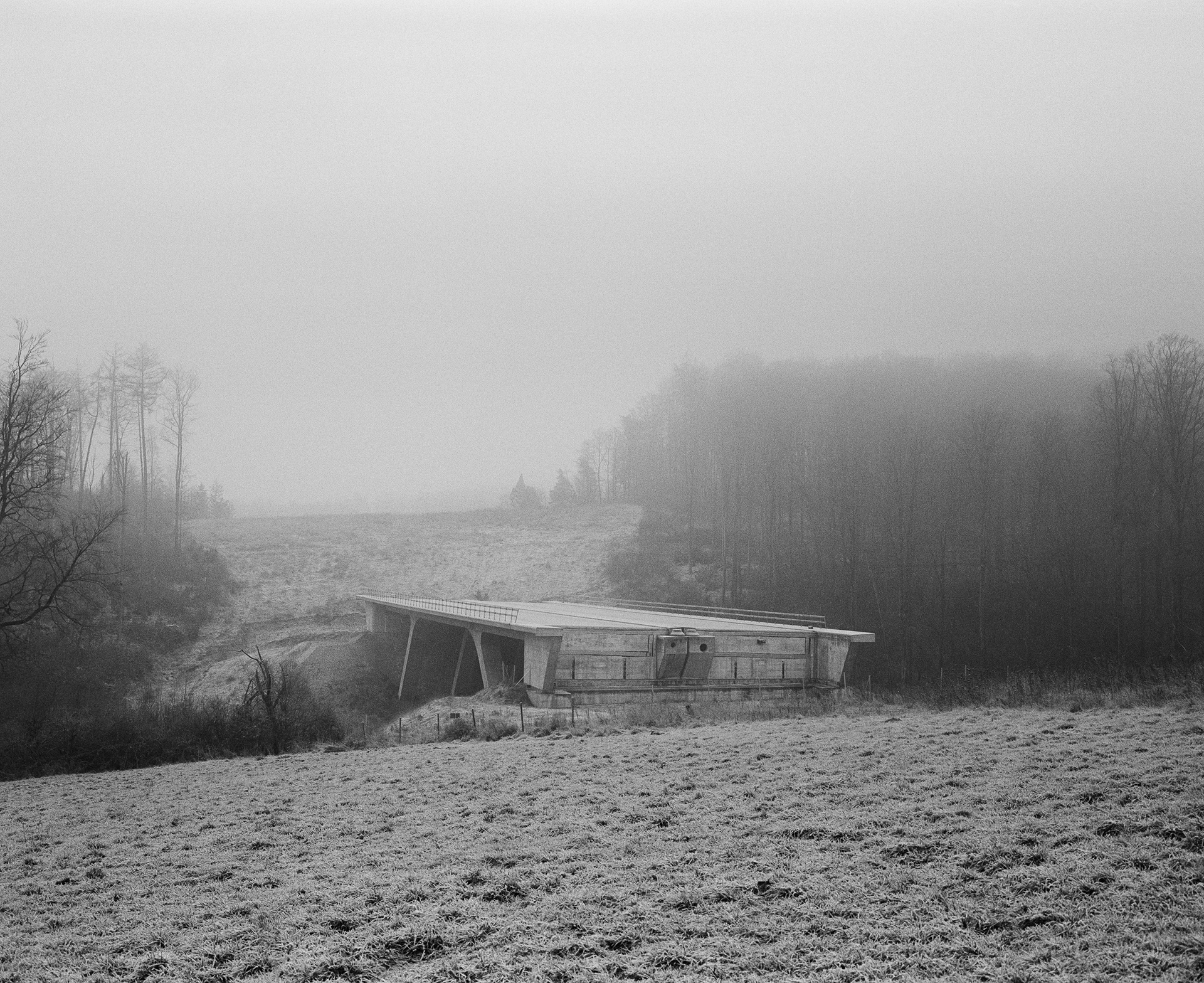 Schwarz-Weiß Fotografie einer Autobahnbrücke im Bau 
