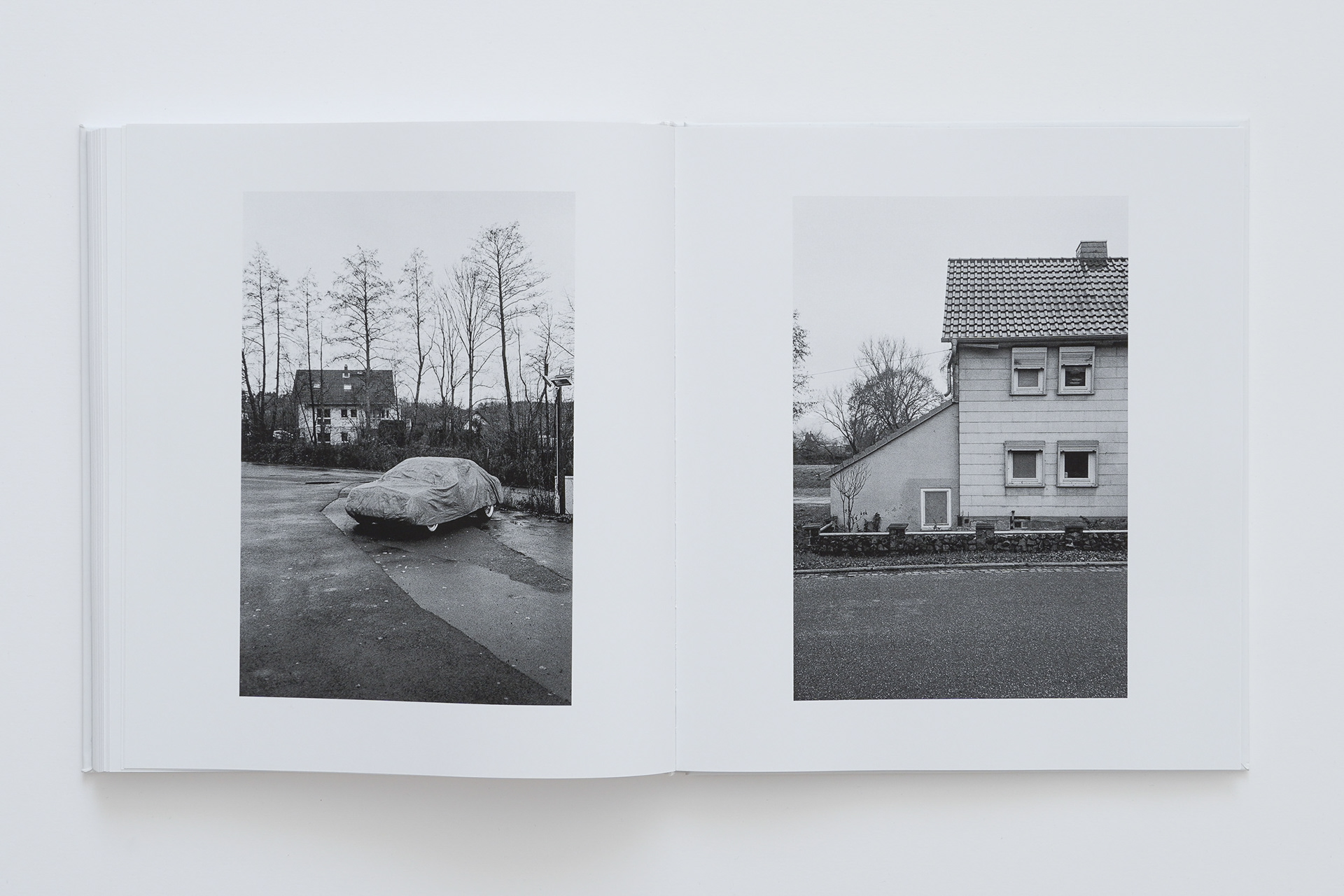 Zwei Fotografien aus Land 