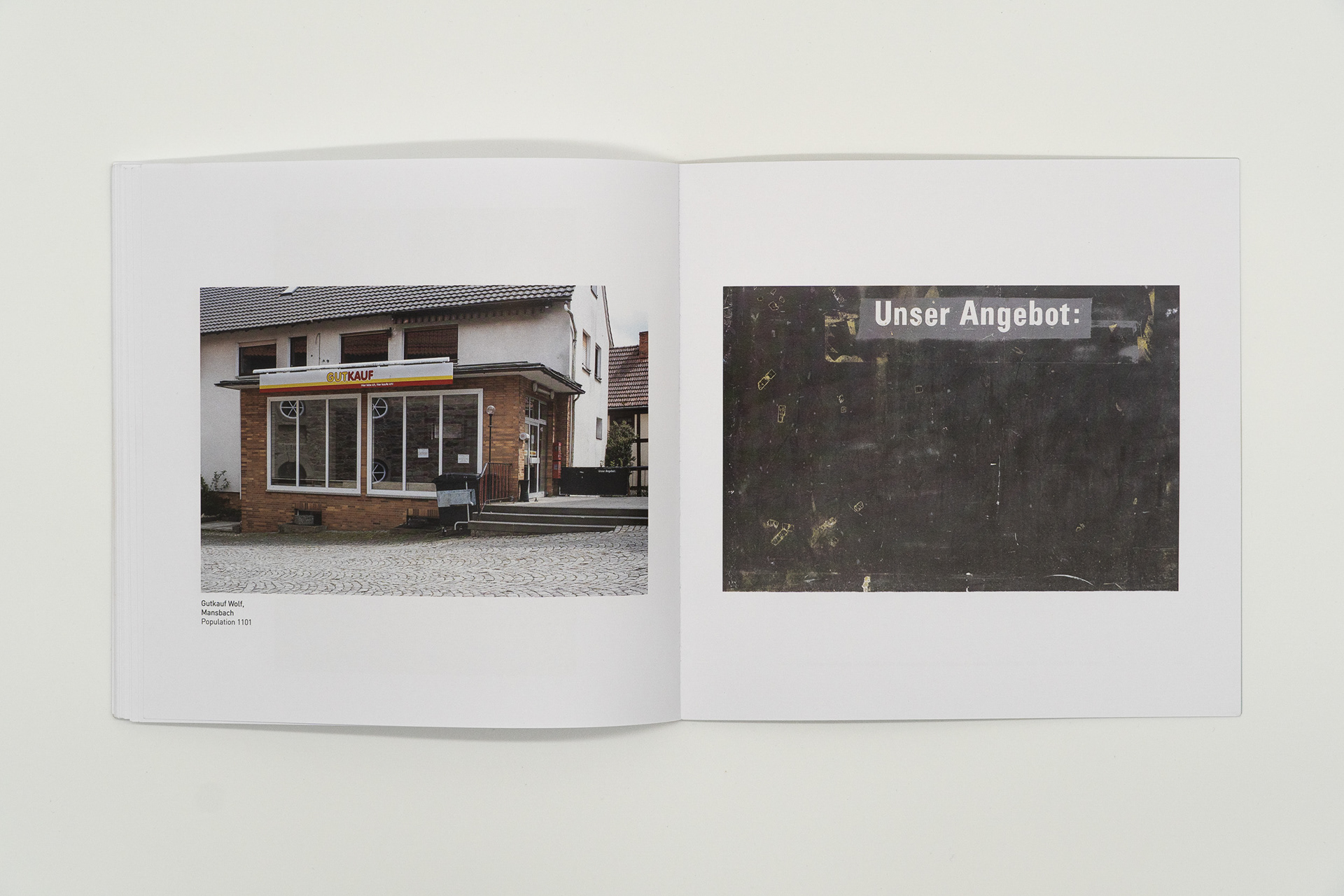 Aufgeschlagene Buchseite, die einen geschlossenen Dorfladen zeigt