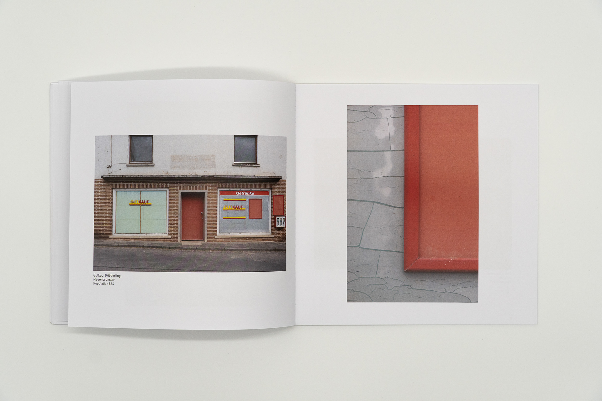 Aufgeschlagene Buchseite, die einen geschlossenen Dorfladen zeigt