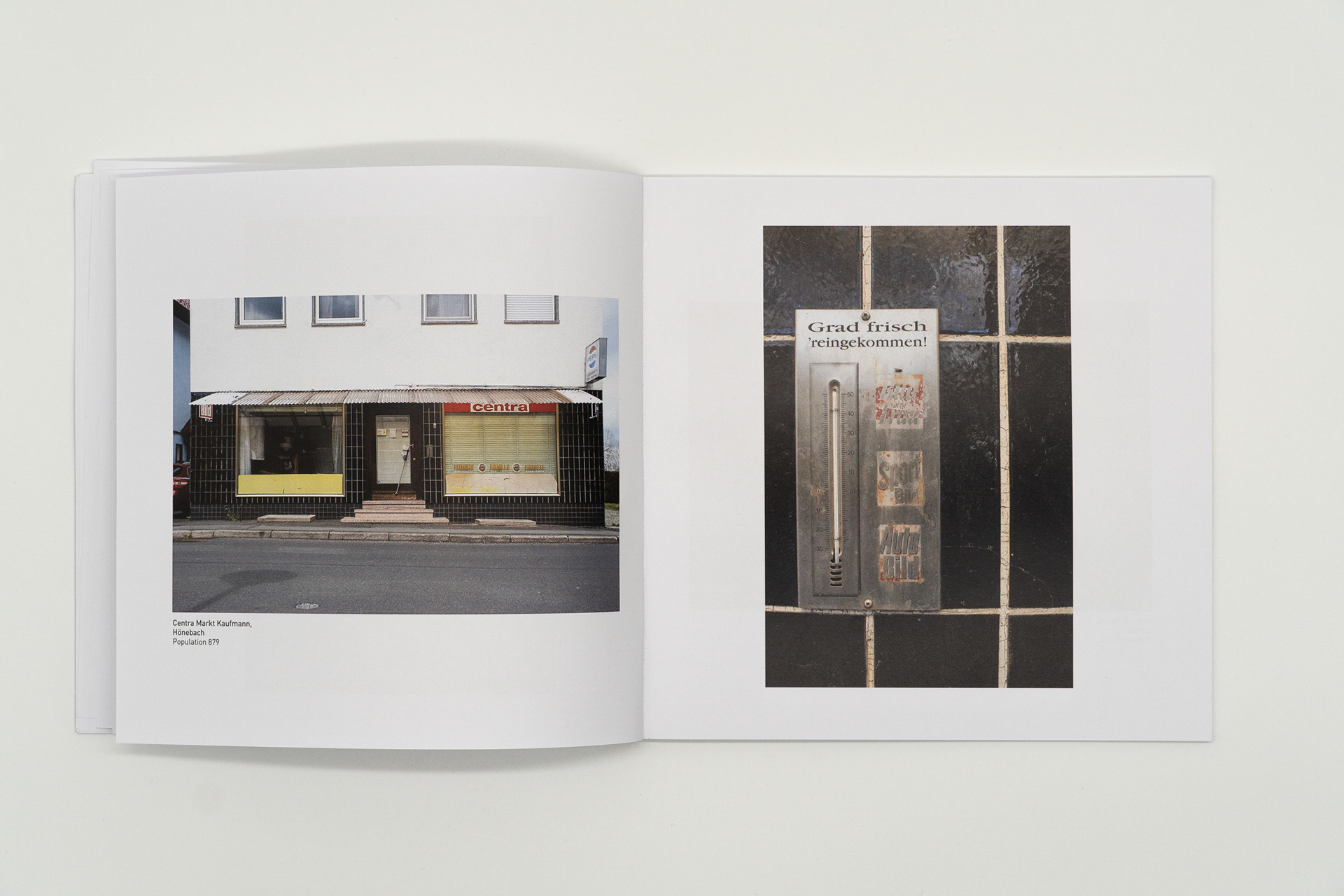 Aufgeschlagene Buchseite, die einen geschlossenen Dorfladen zeigt