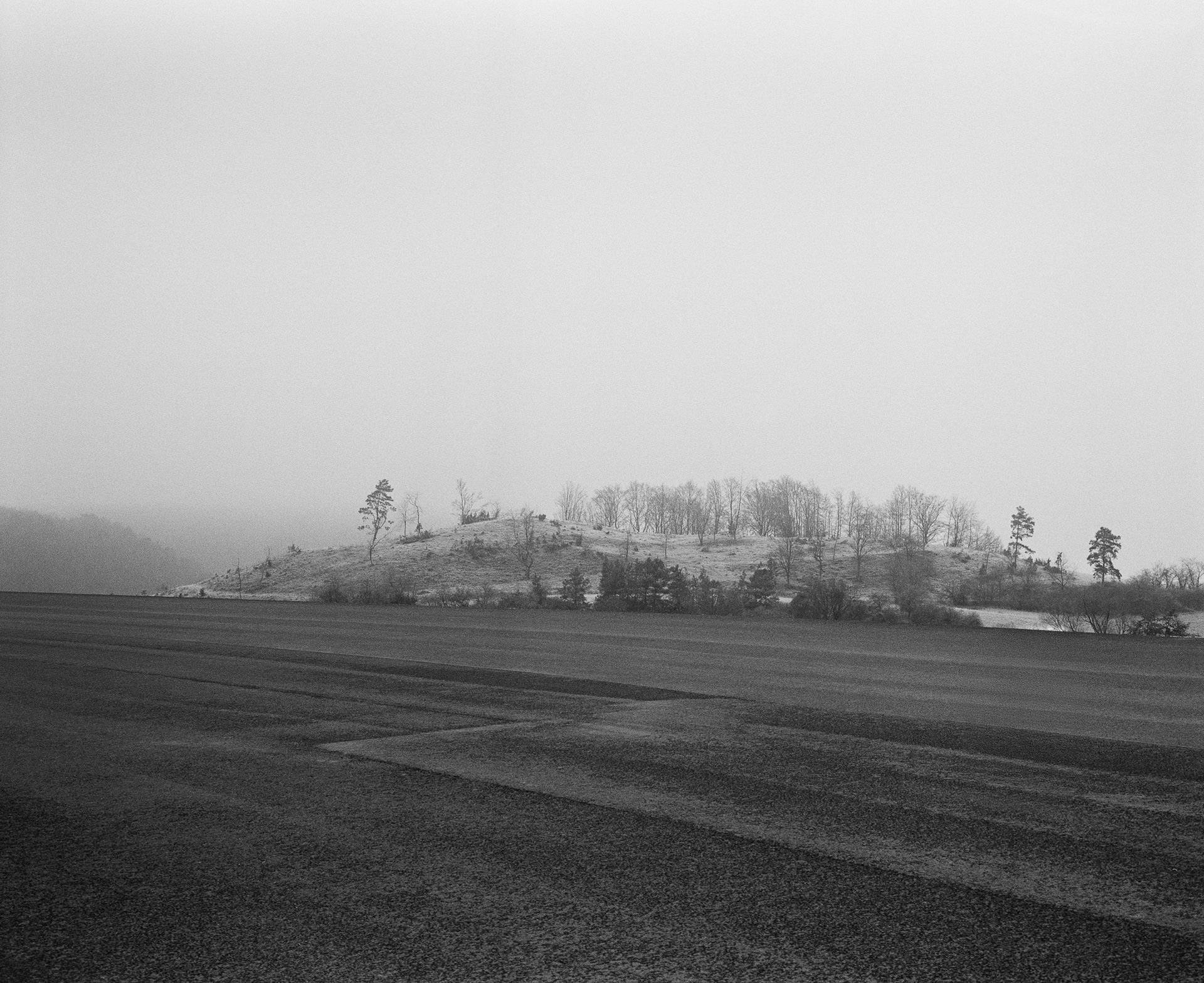 Fotografie von Asphalt und Naturlandschaft