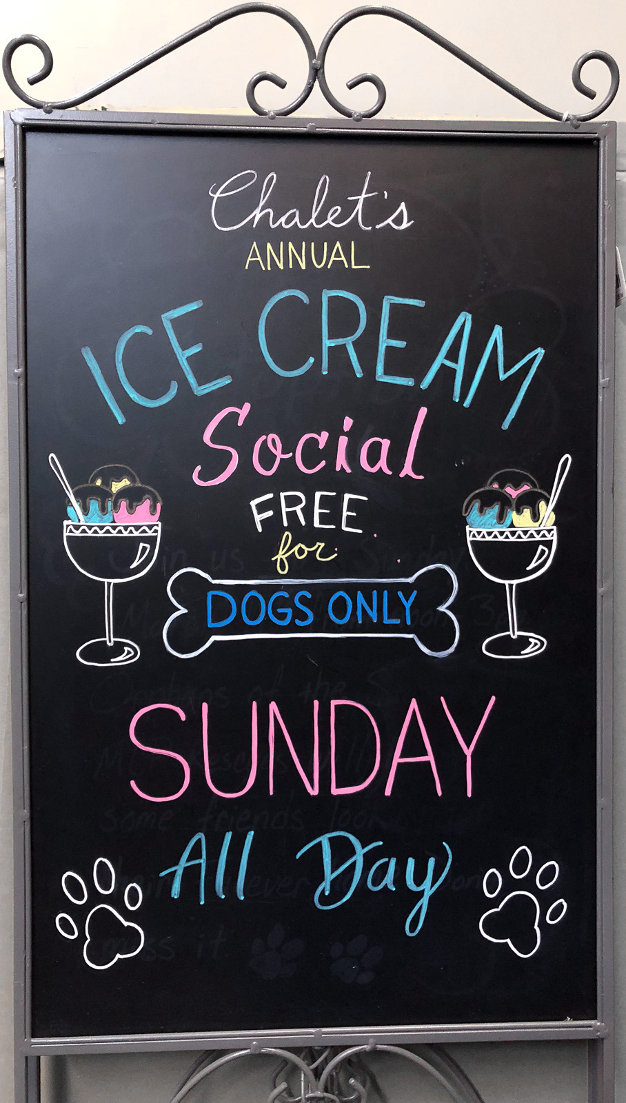 Hand-type chalk sign for Chalet