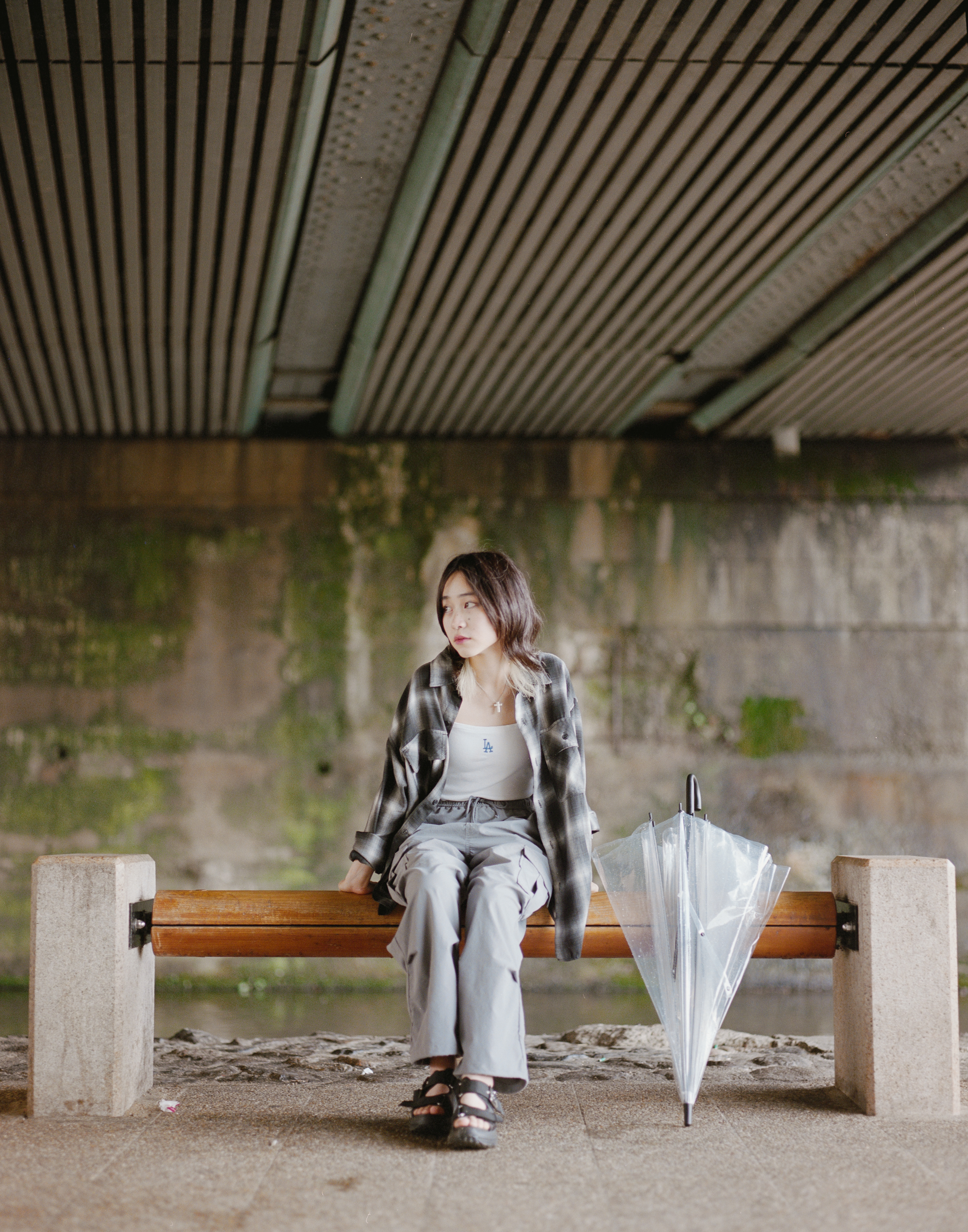雨の日の京都・鴨川でPENTAX67を使って撮影した女性のフィルムポートレート