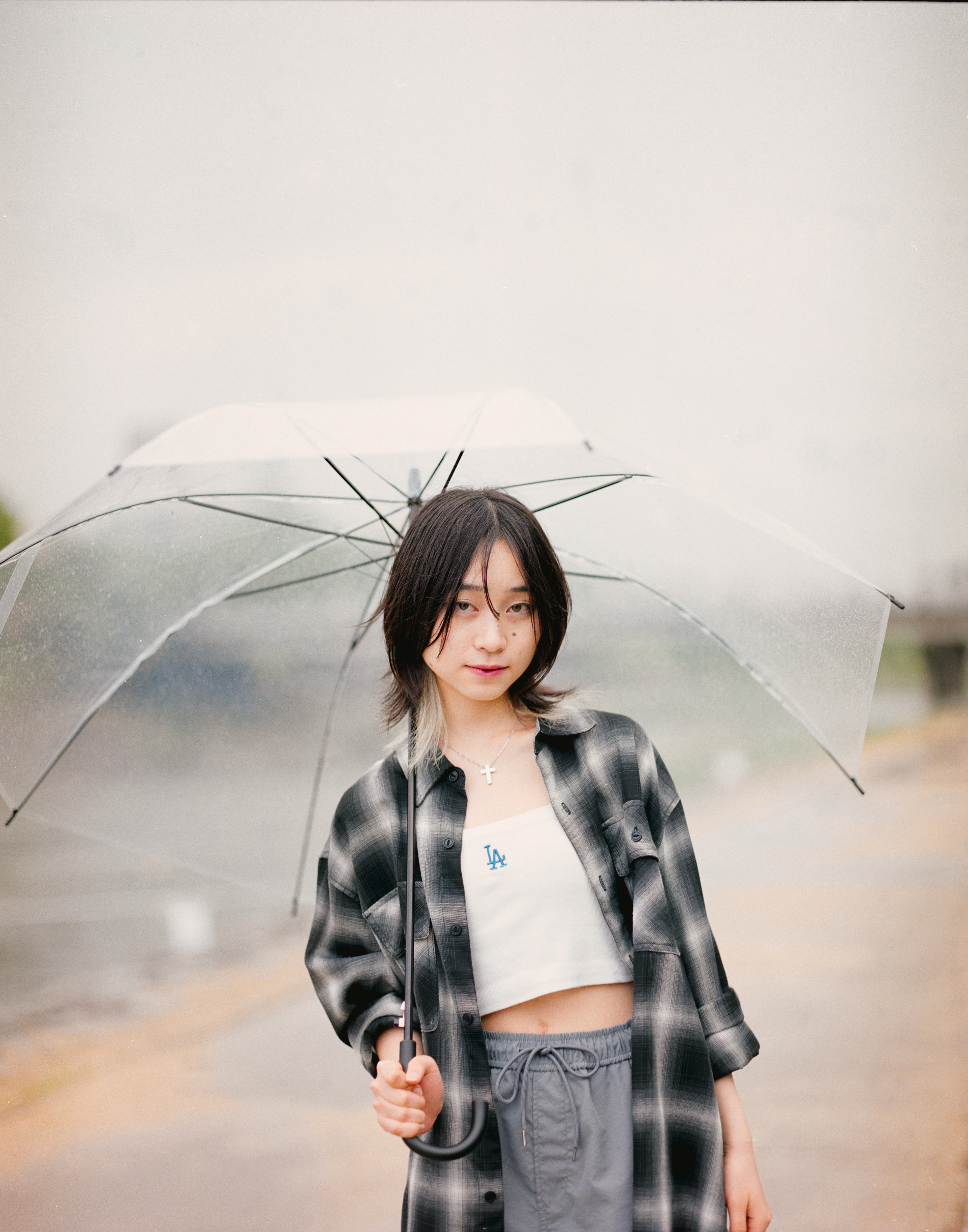 雨の日の京都・鴨川でPENTAX67を使って撮影した女性のフィルムポートレート