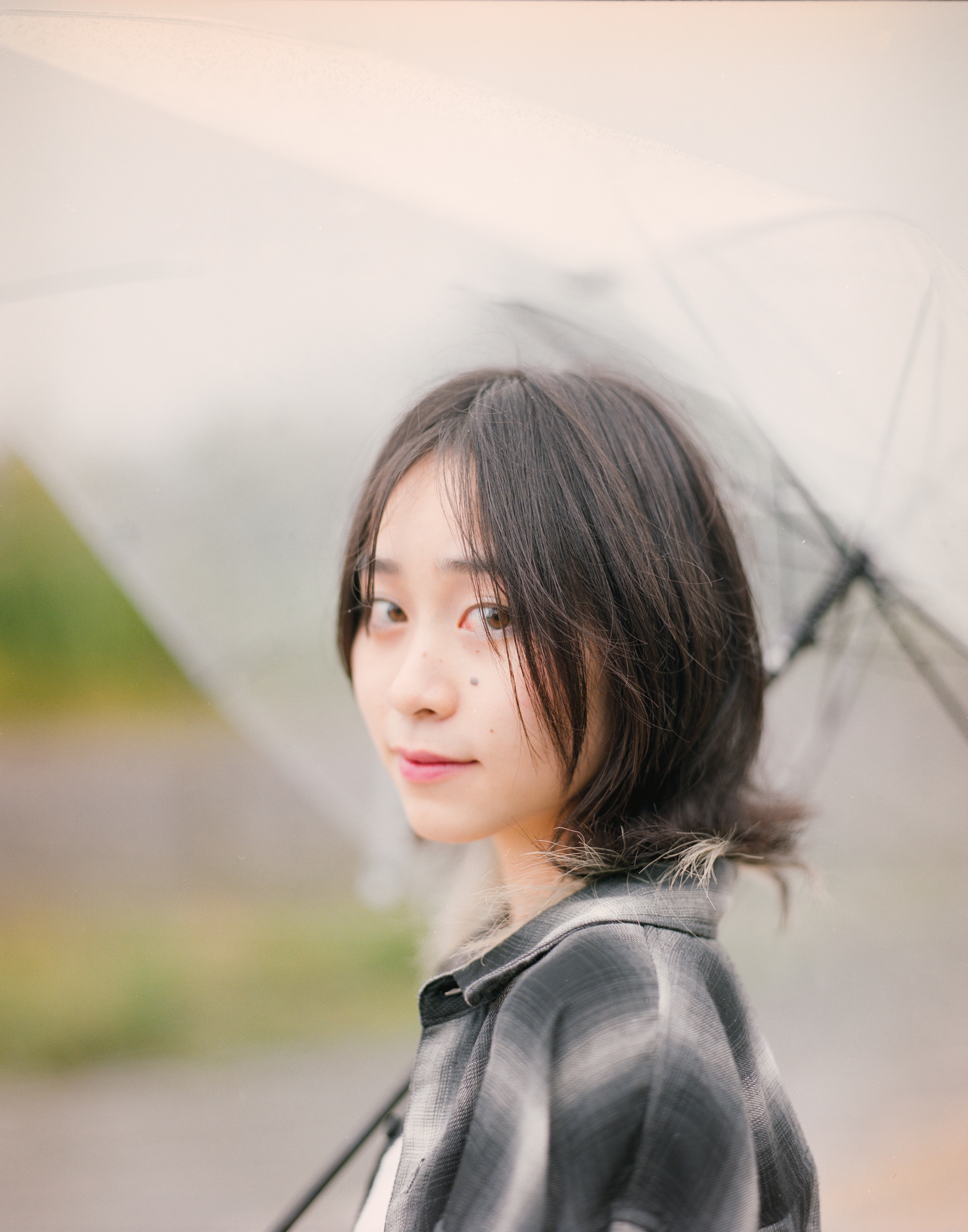 雨の日の京都・鴨川でPENTAX67を使って撮影した女性のフィルムポートレート